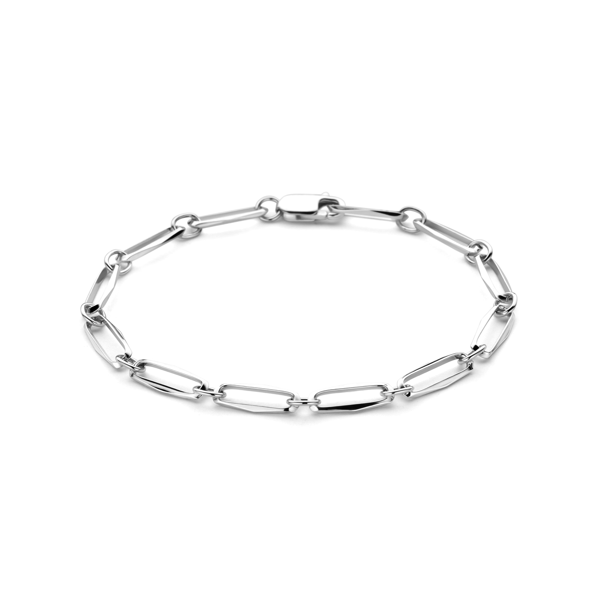 zilveren schakelarmband uitgevoerd met karabijnsluiting.