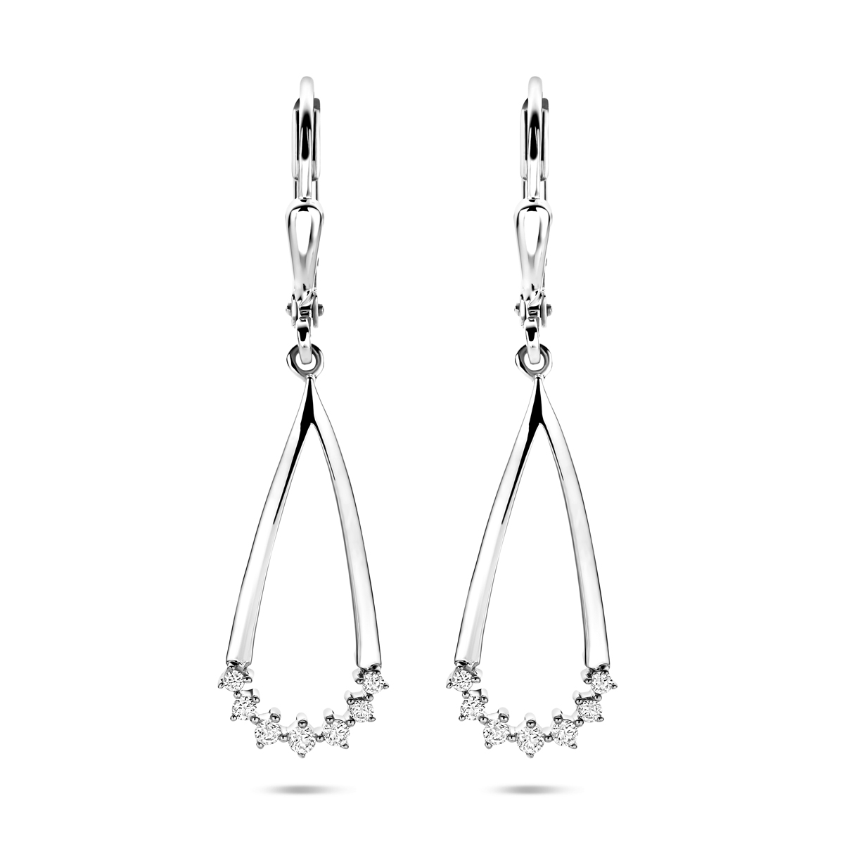 Gerhodineerd 925 zilveren oorhangers in druppelvorm met zirkonia. De oorhangers hebben een totale hoogte van 36mm.