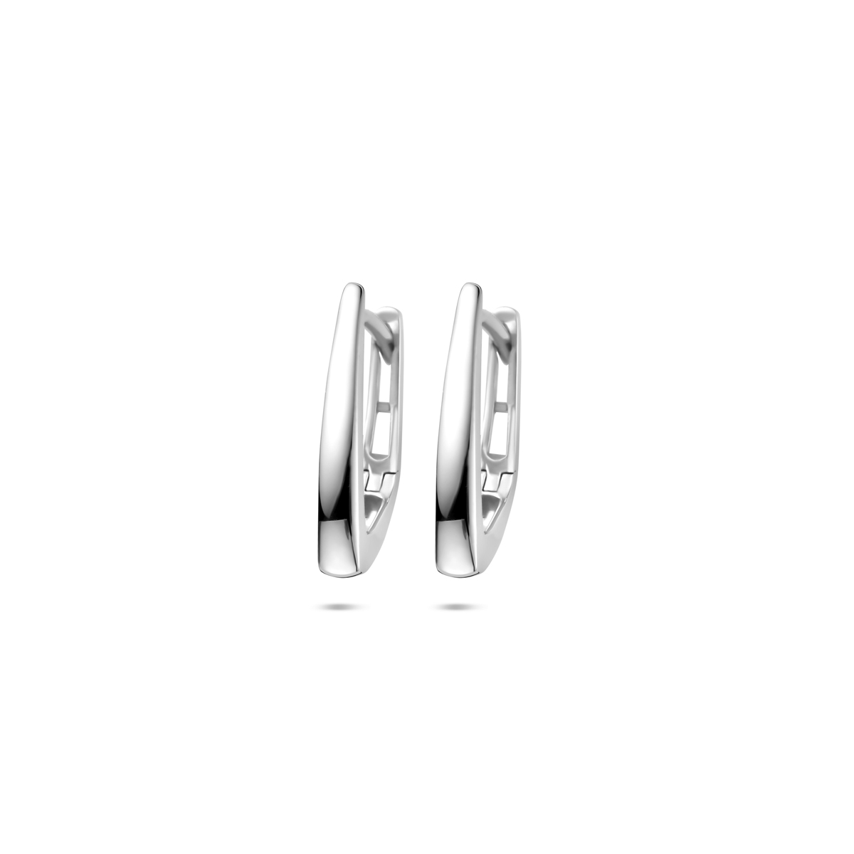 Zilveren Klapoorringen zijn elegante creolen. Deze zijn gemaakt van rhodium-plated materiaal, glanzend afgewerkt. Draag deze stijlvolle oorbellen voor een verfijnde look bij zowel formele als casual gelegenheden. Perfect te combineren met andere zilveren sieraden voor een complete uitstraling.
