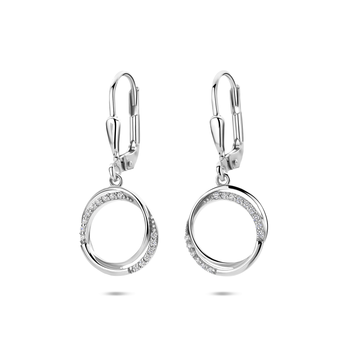 Gerhodineerd zilveren oorhangers uitgevoerd met een schitterende zirkonia rij. De oorhangers hebben een totale hoogte van 27mm.