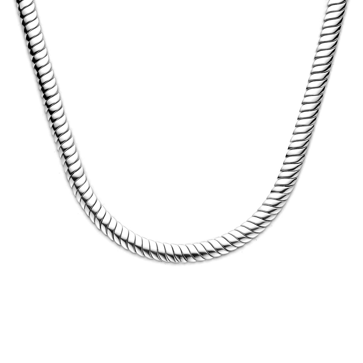 Gerhodineerd 925 zilveren collier uitgevoerd met een omega schakel van 9mm. Het collier heeft een draaglengte van 45cm en een karabijnsluiting.