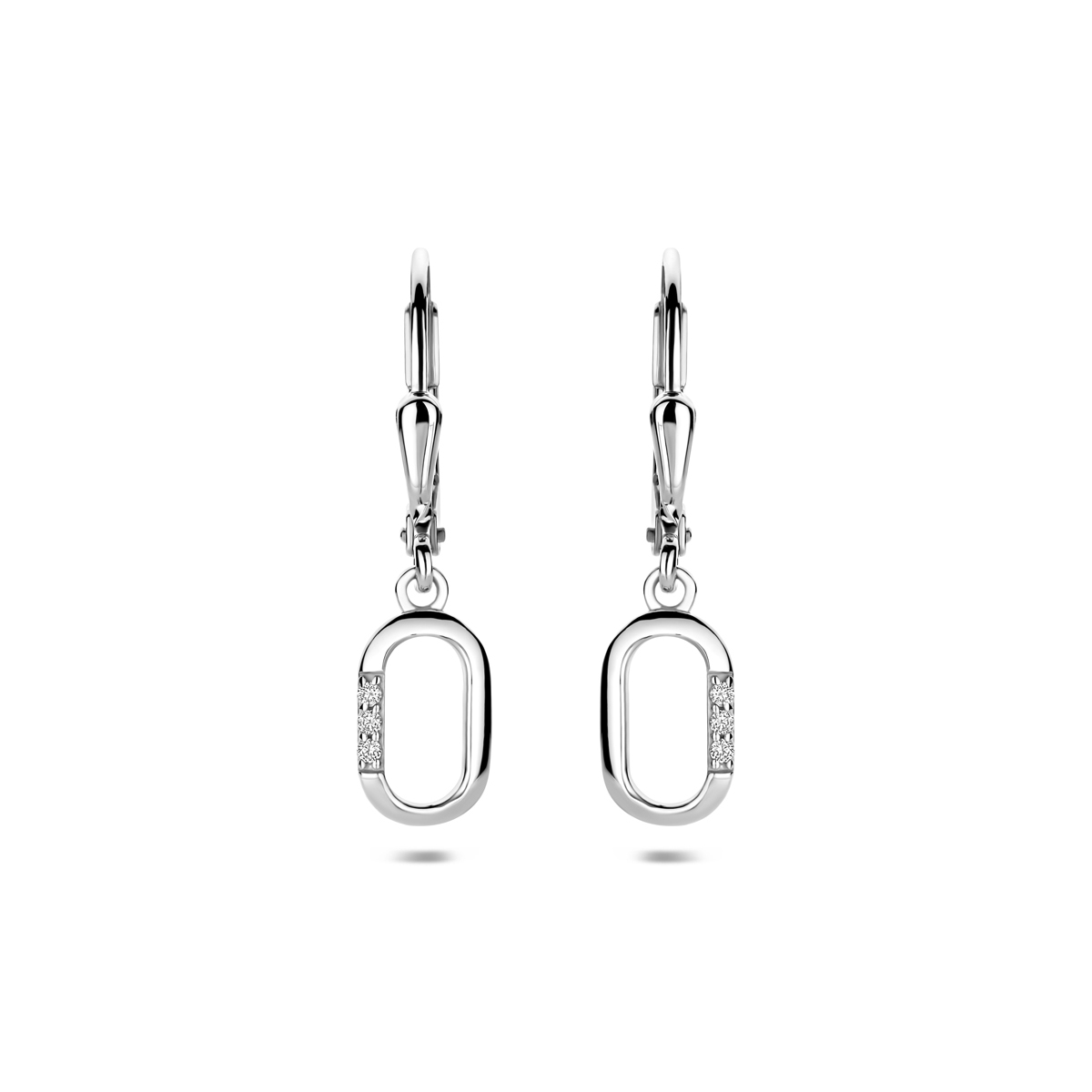 Gerhodineerd 925 zilveren oorhangers uitgevoerd met zirkonia. De oorhangers hebben een totale hoogte van 25mm.