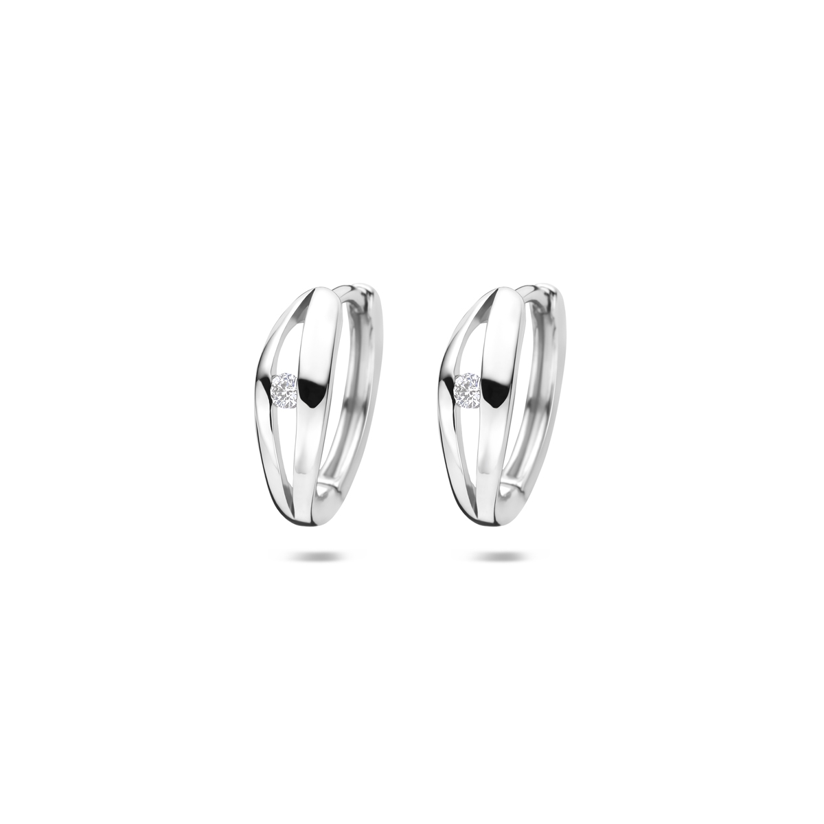 Gerhodineerd 925 zilveren klapoorringen uitgevoerd met lab grown diamant. De klapoorringen hebben een afmeting van 14x4mm. Het totale diamantgewicht is 0.06ct (2x 0.03ct) f vs 