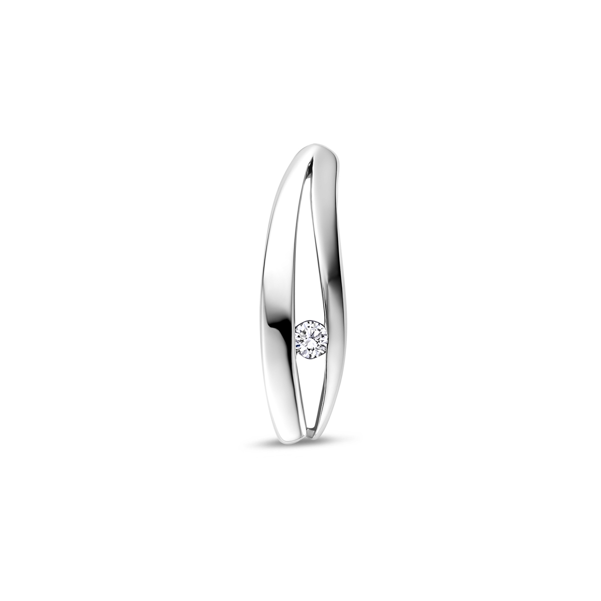 Gerhodineerd 925 zilveren hanger uitgevoerd met lab grown diamant. De hanger heeft een afmeting van 18x5mm. Het totale diamantgewicht is 0.04ct.