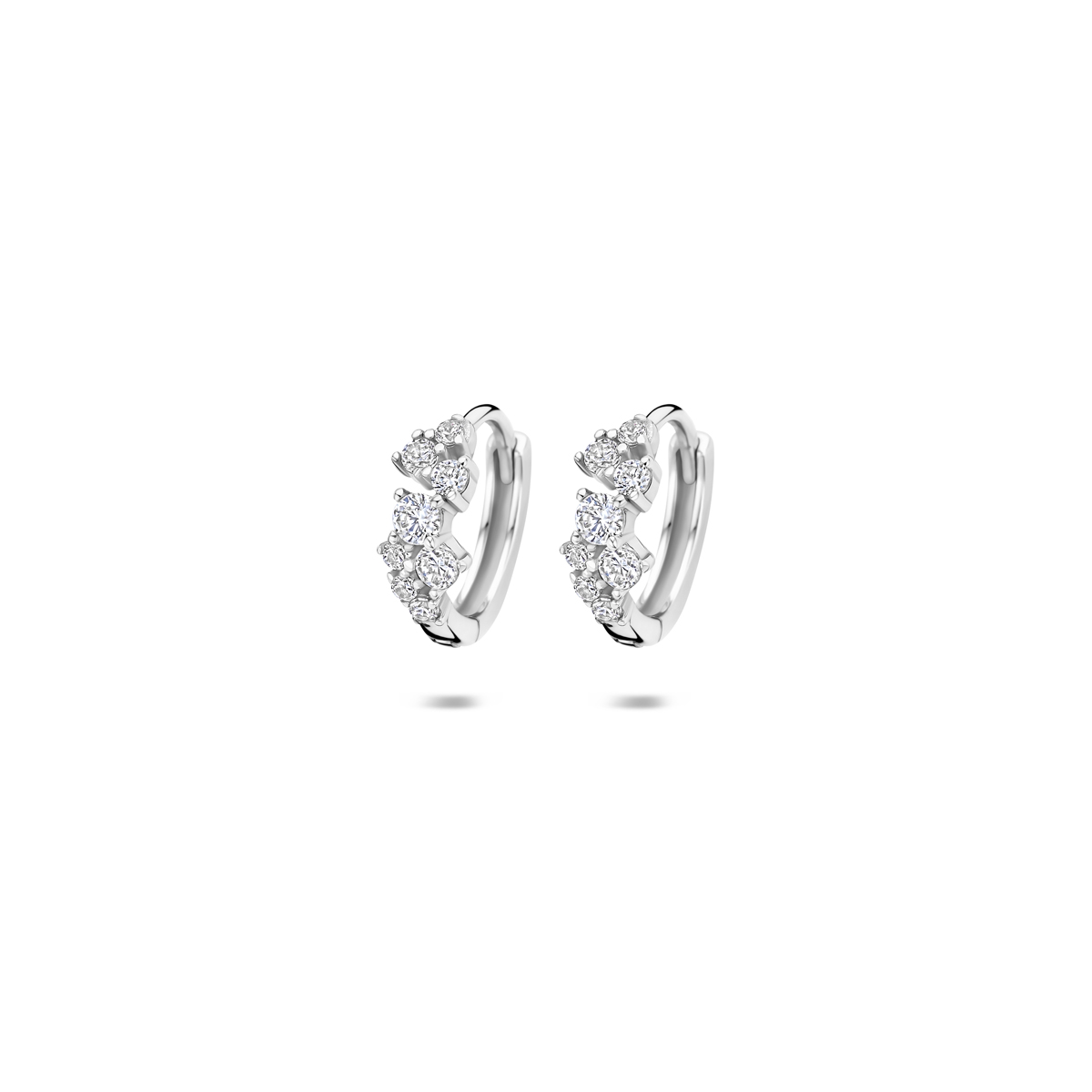 Gerhodineerd 925 zilveren klapoorringen uitgevoerd met zirkonia. De klapoorringen hebben een afmeting van 11x12.5mm en een dikte van 4mm.
