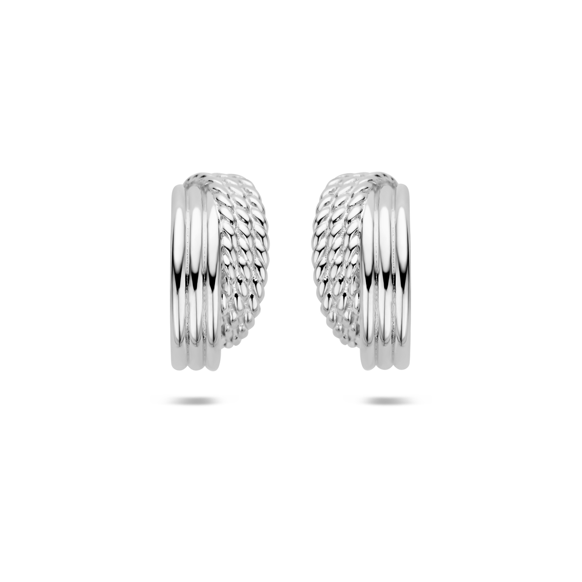 Gerhodineerd 925 zilveren stekeroorringen met een afmeting van 16x8mm.