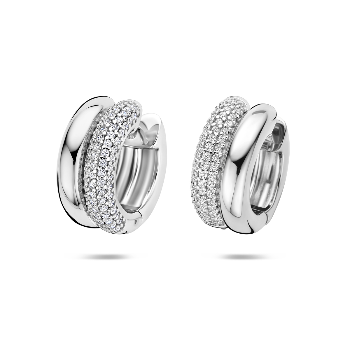 Gerhodineerd 925 zilveren klapoorringen uitgevoerd met zirkonia. De klapoorringen hebben een afmeting van 17.5x8.5mm.
