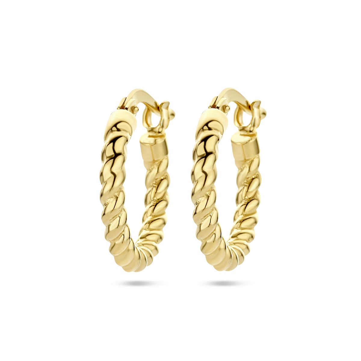 Deze Zilver Vergulde Oorringen, zijn prachtige creolen van verzilverd materiaal. Ze hebben een glanzende afwerking en een gedraaide buisvorm met een diameter van 15 mm. Perfect voor zowel dagelijks gebruik als speciale gelegenheden. Draag ze met opgestoken haar om hun unieke gedraaide design te laten schitteren.