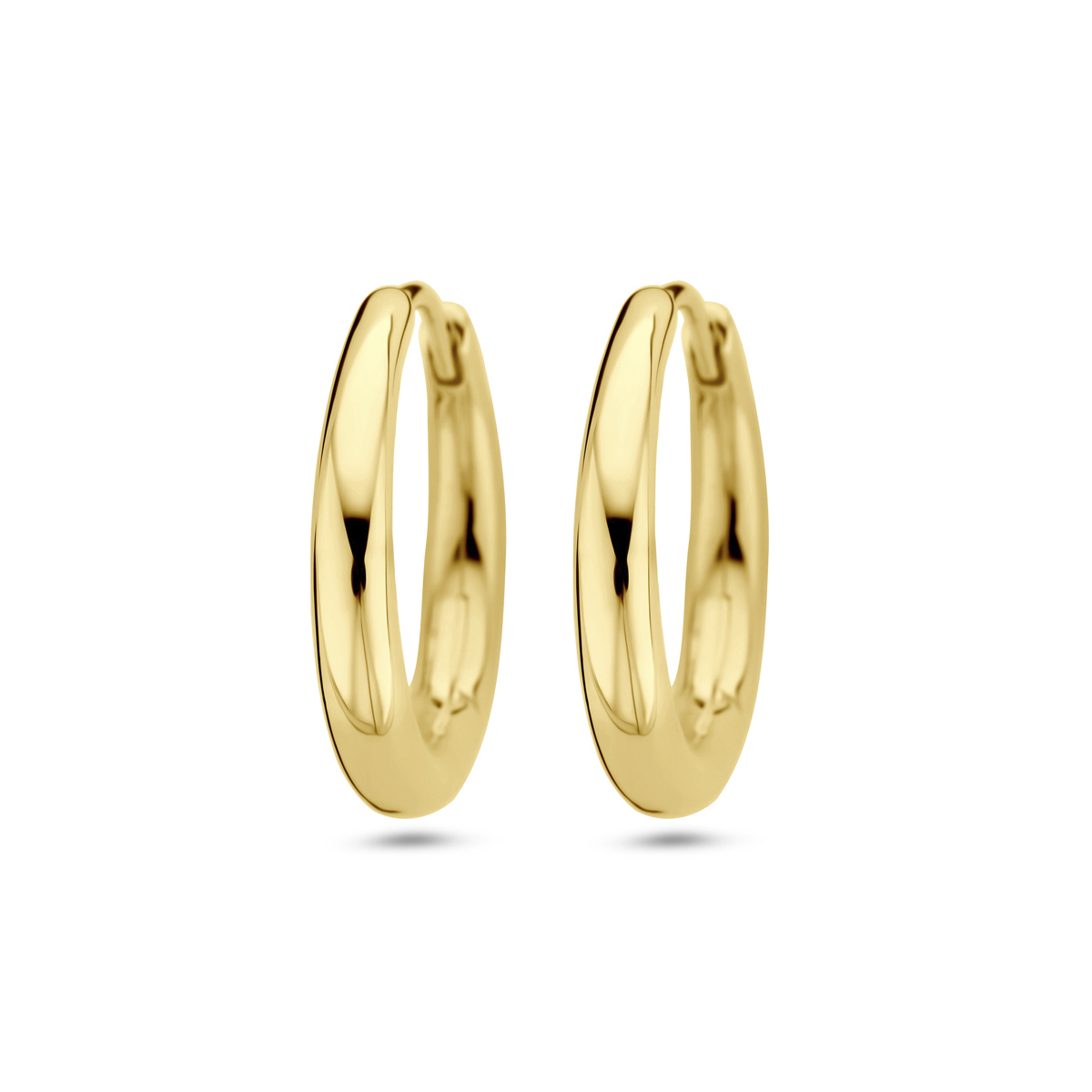 De Zilver Vergulde Klapoorringen, zijn elegante creolen van zilver en een breedte van 2,5 mm. Ze hebben een glanzende afwerking. Perfect voor dagelijks gebruik of speciale gelegenheden. Draag ze met een chique jurk of een casual outfit voor een tijdloze, stijlvolle look.