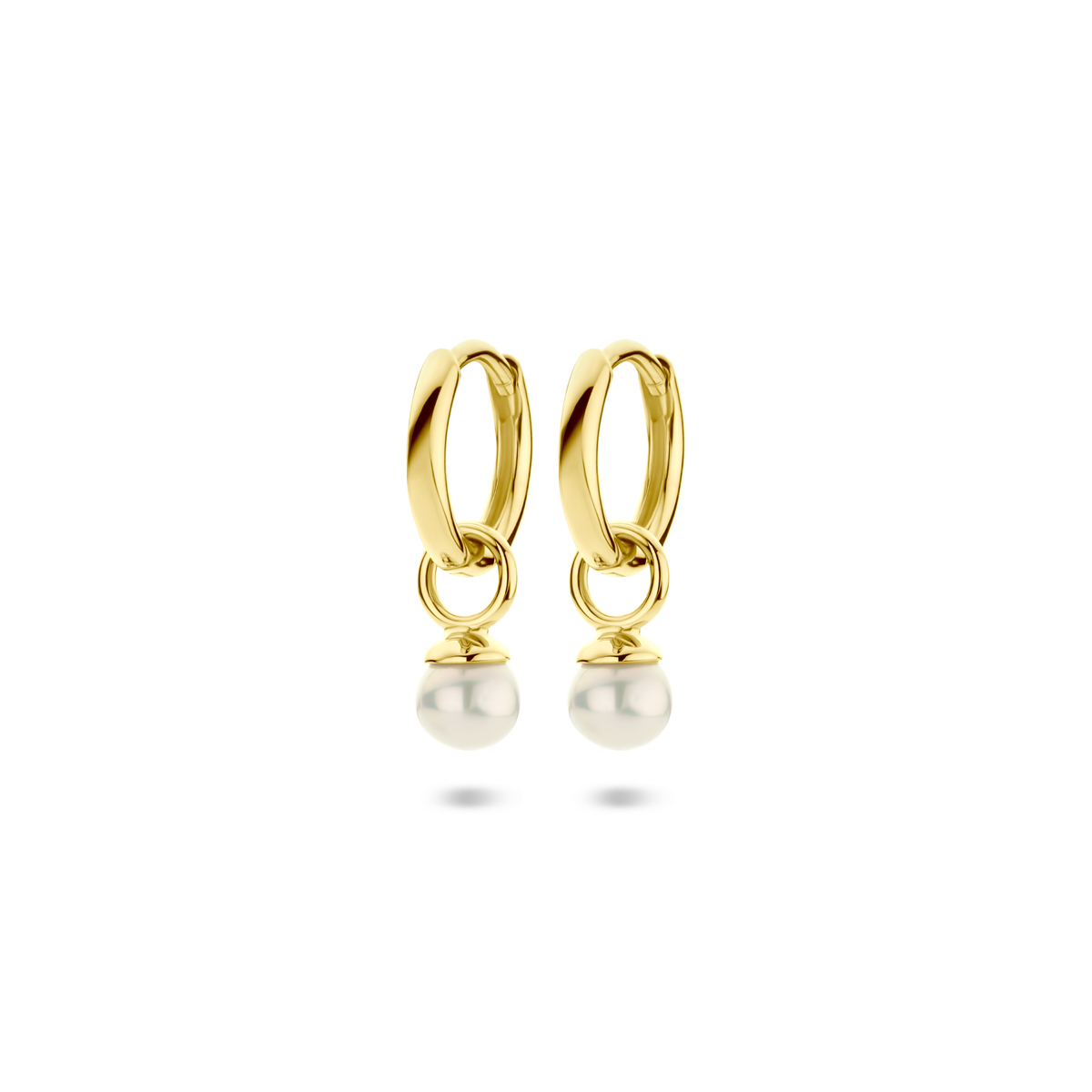 Verguld op 925 zilveren klapoorringen uitgevoerd met parels. De klapoorringen hebben een totale hoogte van 18mm. 