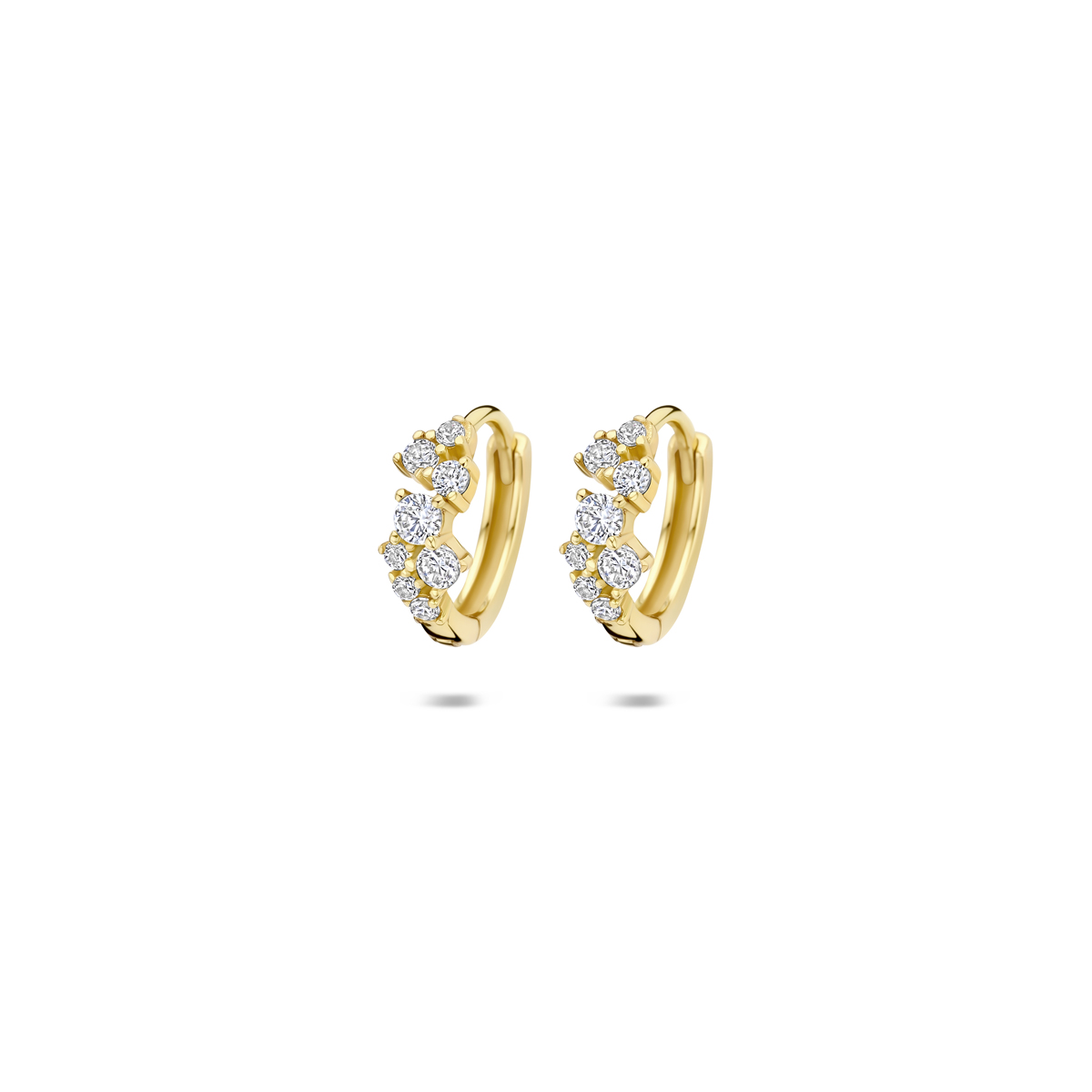 Verguld geel op 925 zilveren klapoorringen uitgevoerd met zirkonia. De klapoorringen hebben een afmeting van 11x12.5mm en een dikte van 4mm. Geen garantie op plating.