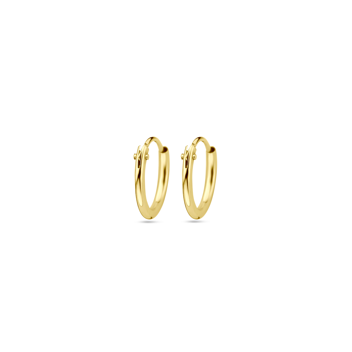 Deze basic creolen passen bij iedere outfit en zijn met veel andere sieraden te combineren. Geelgouden creolen met een ronde buis. De diameter van deze creolen is 11mm. 
