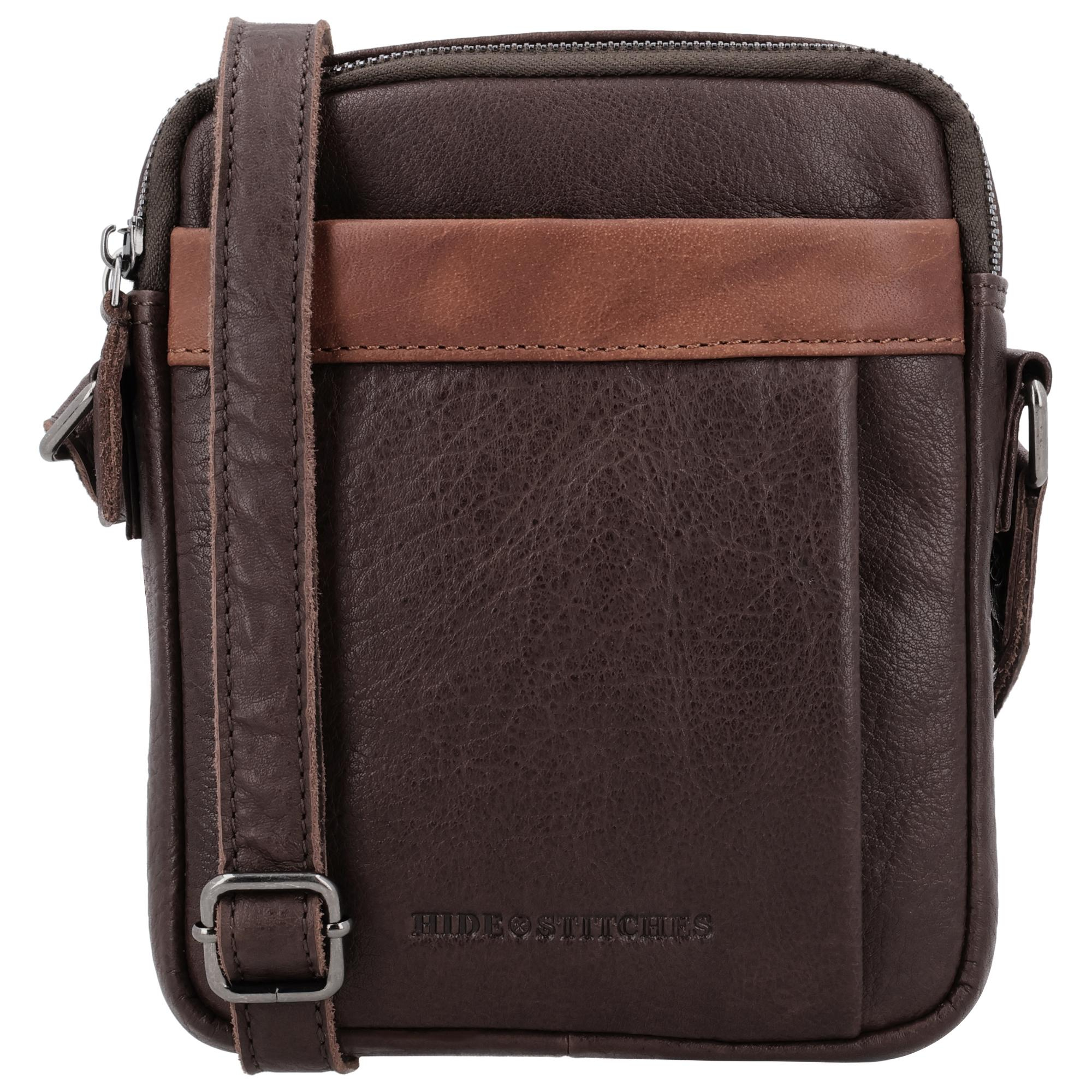 De Hide & Stitches Donau schoudertas is een praktische en stijlvolle tas, gemaakt van hoogwaardig leer. Met een tijdloos design en slimme indeling is deze tas ideaal voor dagelijks gebruik.

De tas beschikt over twee hoofdritsvakken, een voorvak en een extra ritsvak aan de achterkant. Binnenin vind je een ritsvak, een telefoonvak en pennenvakken om je spullen overzichtelijk op te bergen. Dankzij de verstelbare schouderband draag je de tas comfortabel op de manier die bij jou past.

Kenmerken:


Schoudertas van leer

Twee hoofdritsvakken

Voorvak en achtervak met rits

Binnenkant met ritsvak, telefoonvak en pennenvakken

Verstelbare schouderband