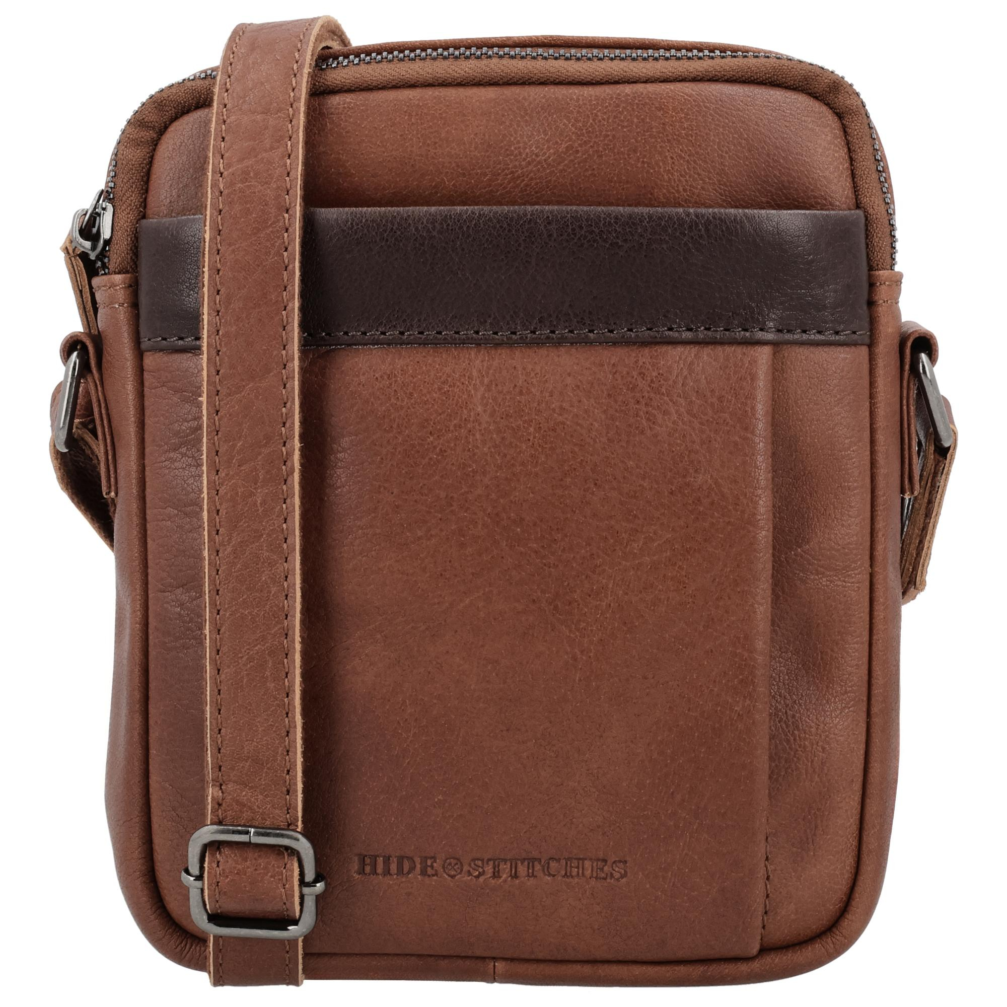 De Hide & Stitches Donau schoudertas is een praktische en stijlvolle tas, gemaakt van hoogwaardig leer. Met een tijdloos design en slimme indeling is deze tas ideaal voor dagelijks gebruik.

De tas beschikt over twee hoofdritsvakken, een voorvak en een extra ritsvak aan de achterkant. Binnenin vind je een ritsvak, een telefoonvak en pennenvakken om je spullen overzichtelijk op te bergen. Dankzij de verstelbare schouderband draag je de tas comfortabel op de manier die bij jou past.

Kenmerken:


Schoudertas van leer

Twee hoofdritsvakken

Voorvak en achtervak met rits

Binnenkant met ritsvak, telefoonvak en pennenvakken

Verstelbare schouderband