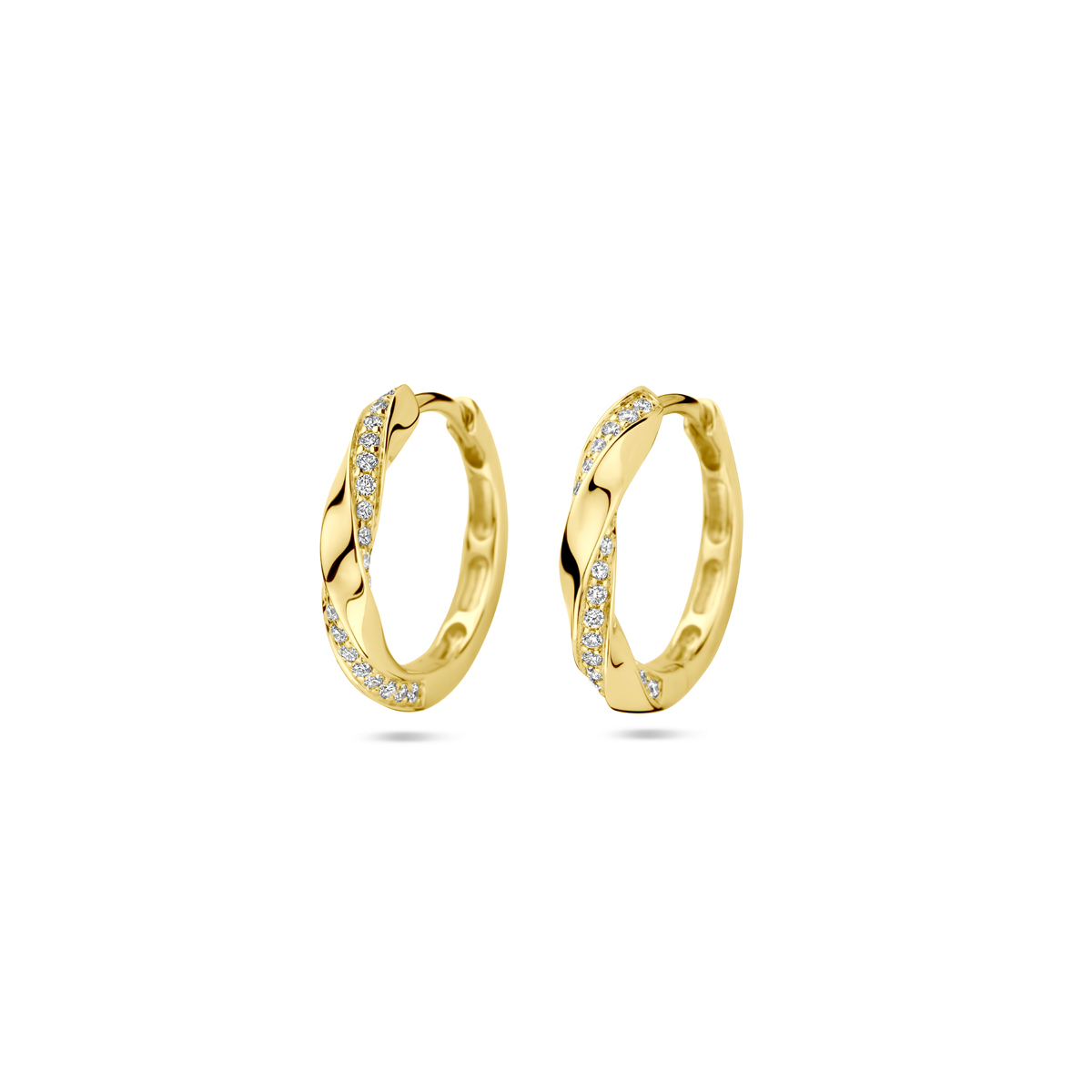 14k Geelgouden klapoorringen uitgevoerd met diamant. De klapoorringen hebben een afmeting van 15x2.5mm. Het totale diamantgewicht is 0.20ct.