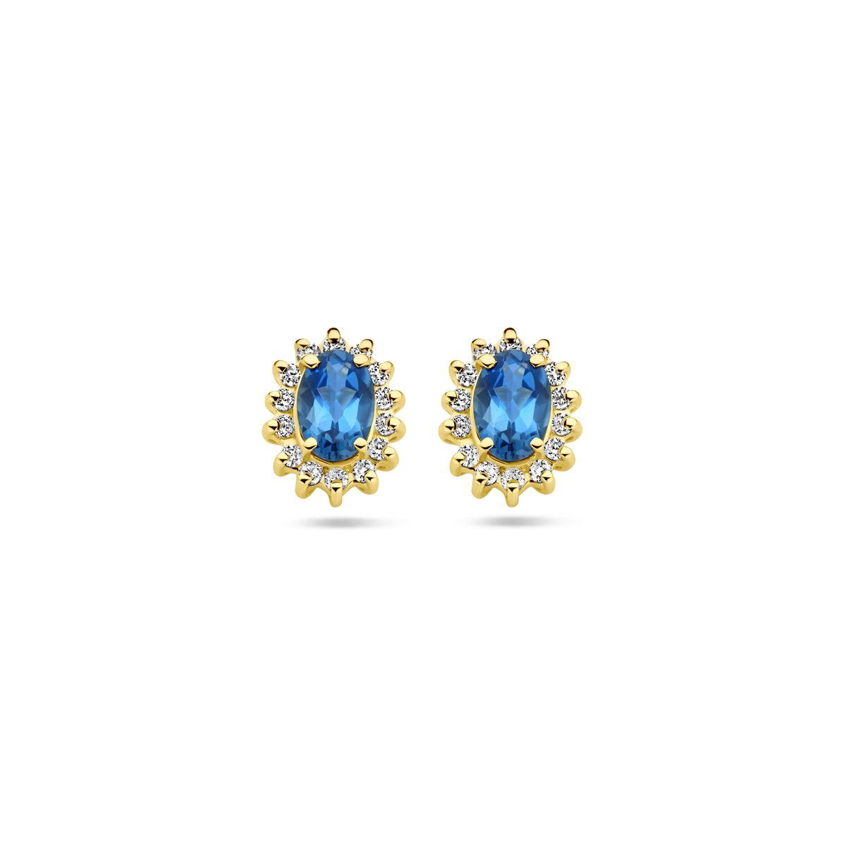 14k Geelgouden oorknoppen uitgevoerd met london blue topaas en diamant. De oorknoppen hebben een afmeting van 9.5x7.5mm. Het diamantgewicht is 0.22ct.