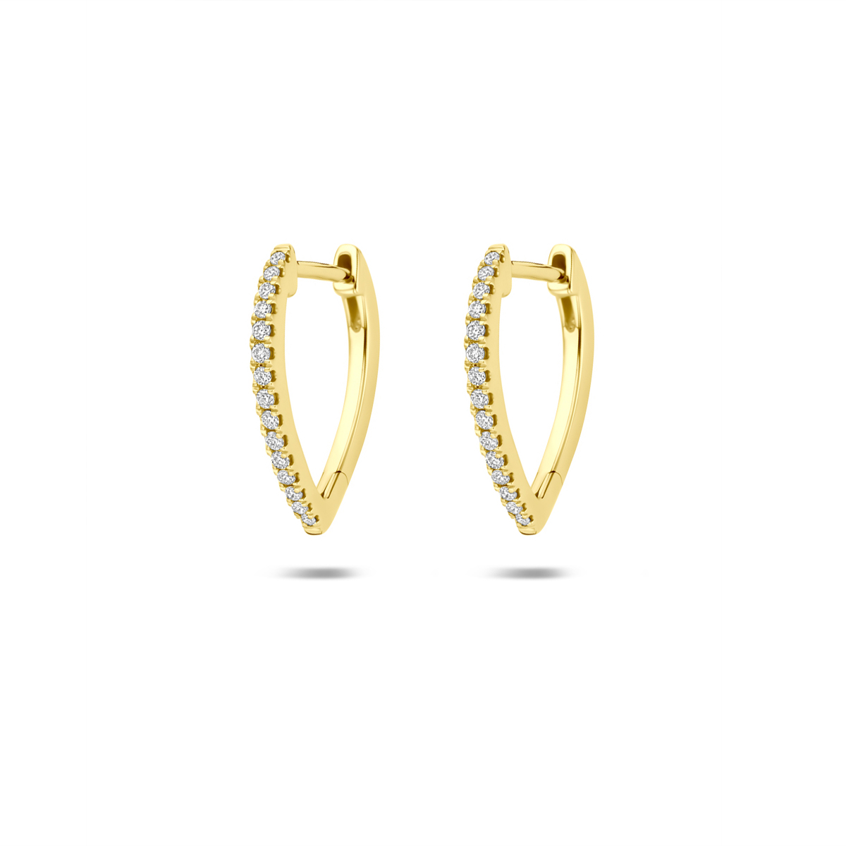 14k Geelgouden klapoorringen uitgevoerd met lab grown diamant. De klapoorringen hebben een afmeting van 15x12 mm. Het totale diamantgewicht is 0.12ct (2x0.06ct). Lab grown diamanten zijn diamanten die ontstaan in een laboratorium. Onder extreem hoge druk en temperatuur wordt het natuurlijk ontstaansproces nagebootst met als eindresultaat een diamant met dezelfde chemische eigenschappen maar met een andere oorsprong.