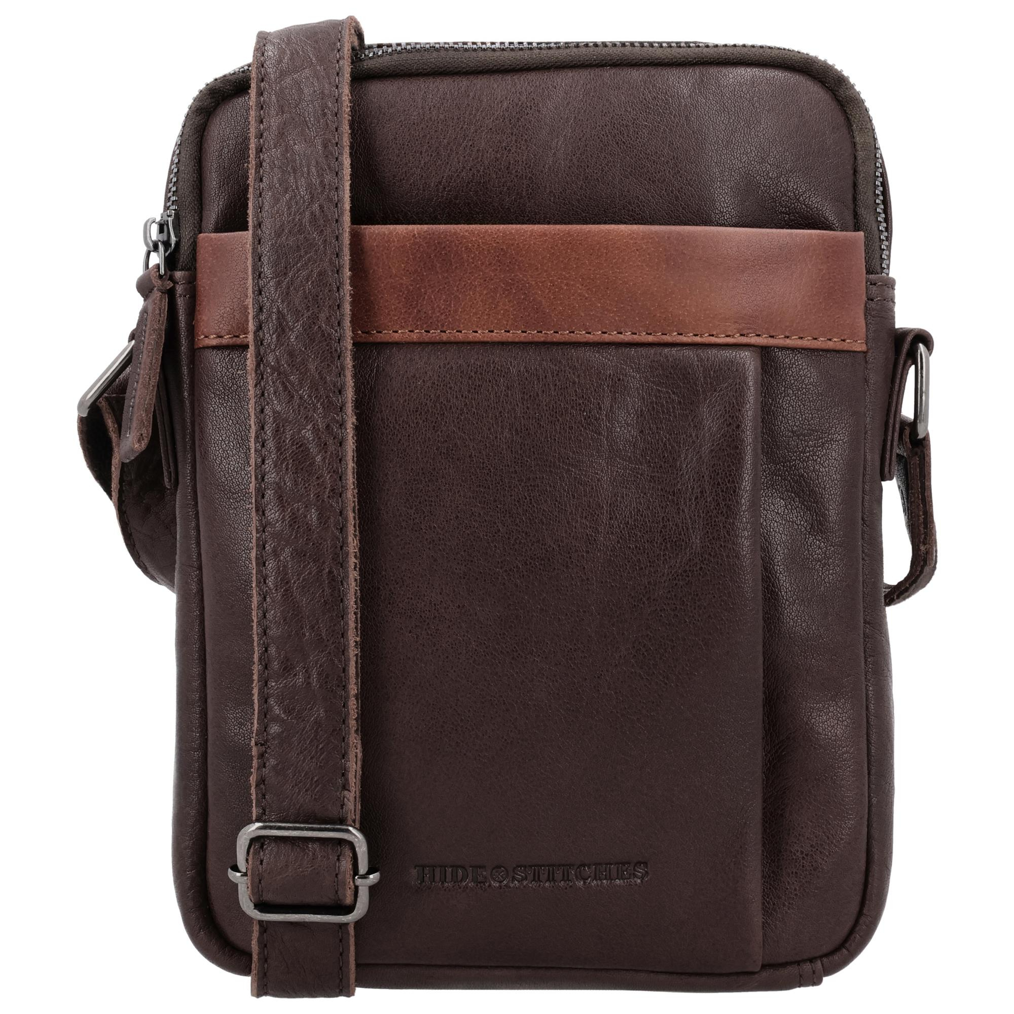 De Hide en Stitches Donau schoudertas is een stijlvolle leren tas met een praktische indeling, perfect voor dagelijks gebruik. De tas is gemaakt van hoogwaardig leer en heeft een verstelbare schouderband zodat je de tas comfortabel op jouw gewenste lengte kunt dragen. Aan de buitenkant vind je een voorvak, een achterritsvak en twee hoofdvakken met ritssluiting, zodat je je spullen veilig en overzichtelijk kunt meenemen.

De binnenkant is voorzien van een telefoonvak, twee pennenvakken en een extra ritsvak, ideaal om je dagelijkse essentials netjes te organiseren.


Kenmerken:
&bull; Gemaakt van echt leer
&bull; Twee hoofdvakken met ritssluiting
&bull; Voorvak
&bull; Achterritsvak
&bull; Binnenkant met ritsvak, telefoonvak en twee pennenvakken
&bull; Verstelbare schouderband