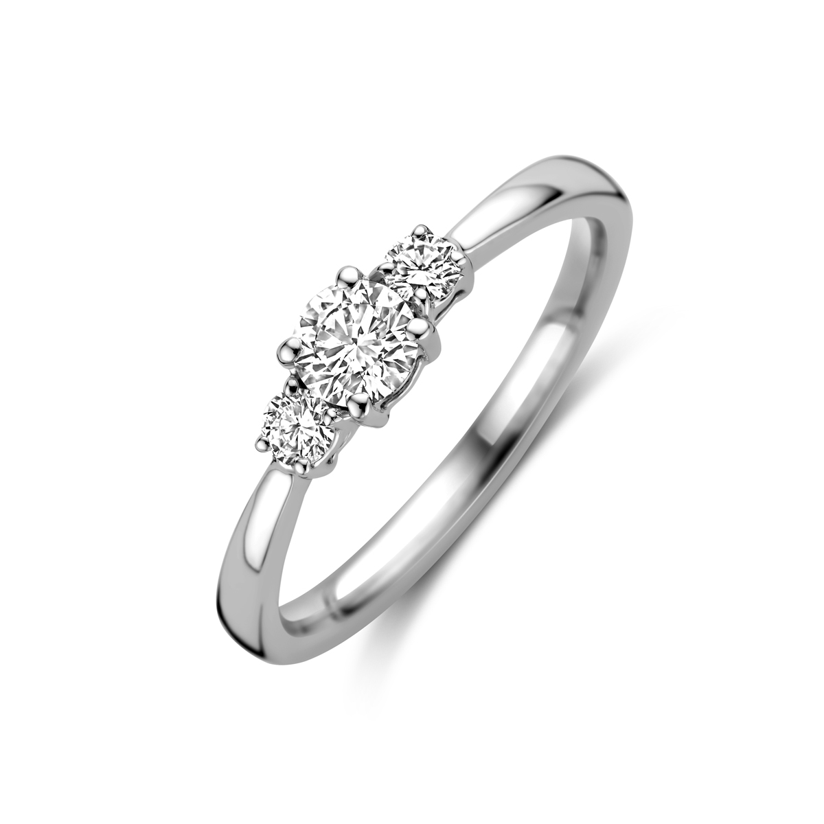 14k Witgouden ring uitgevoerd met lab grown diamanten. De ring heeft een breedte van 4.5mm en het diamantgewicht is 0.46ct. Lab grown diamanten zijn diamanten die ontstaan in een laboratorium. Onder extreem hoge druk en temperatuur wordt het natuurlijk ontstaansproces nagebootst met als eindresultaat een diamant met dezelfde chemische eigenschappen maar met een andere oorsprong.