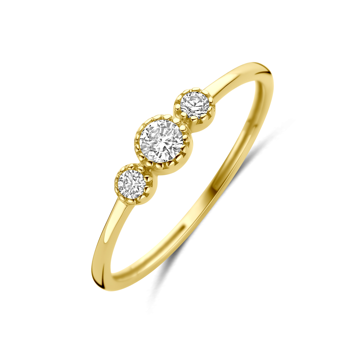 9k Geel kleurige ring uitgevoerd met zirkonia. De ring heeft een breedte van 4mm.