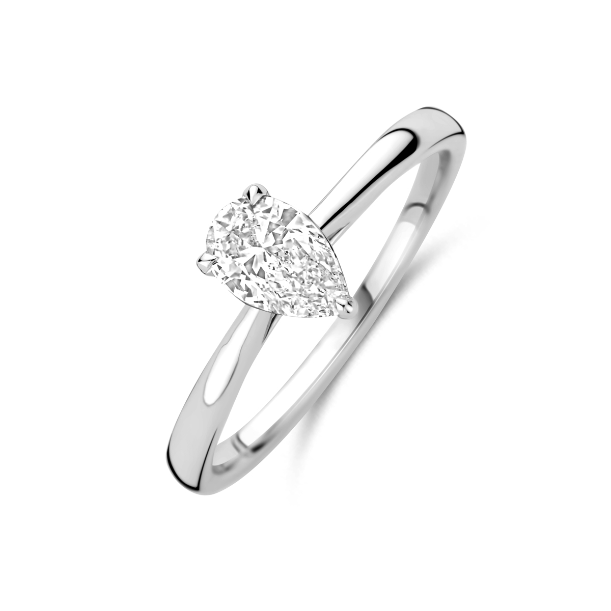 14k Witgouden ring uitgevoerd met lab grown diamant. De ring heeft een breedte van 7mm. Het diamantgewicht is 0.50ct. Lab grown diamanten zijn diamanten die ontstaan in een laboratorium. Onder extreem hoge druk en temperatuur wordt het natuurlijk ontstaansproces nagebootst met als eindresultaat een diamant met dezelfde chemische eigenschappen maar met een andere oorsprong.