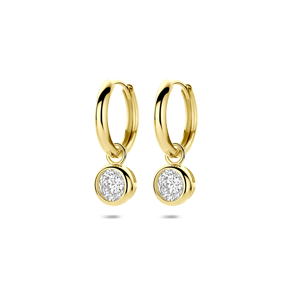 9k Geelkleurig oorringen met zirkonia. De oorringen hebben een totale hoogte van 20mm.&nbsp;
