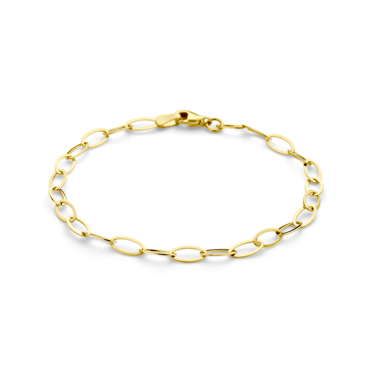 9k Geel kleurig armband met een schakelbreedte van 4mm. Uitgevoerd met een karabijnsluiting. De draaglengte is 18.5cm.