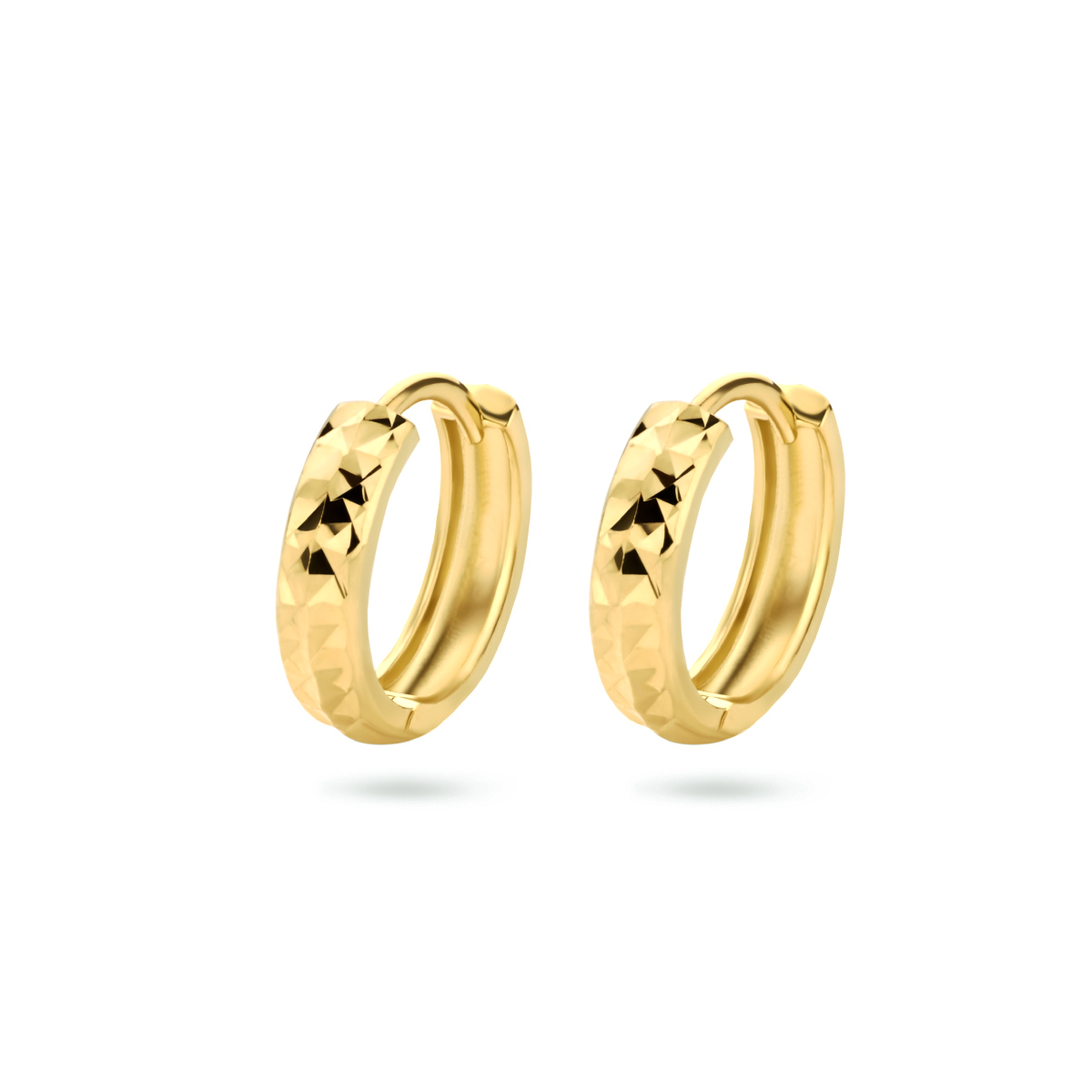 9k Geelkleurige klapoorringen met een gediamanteerde afwerking. De oorringen hebben een afmeting van 13x3mm.