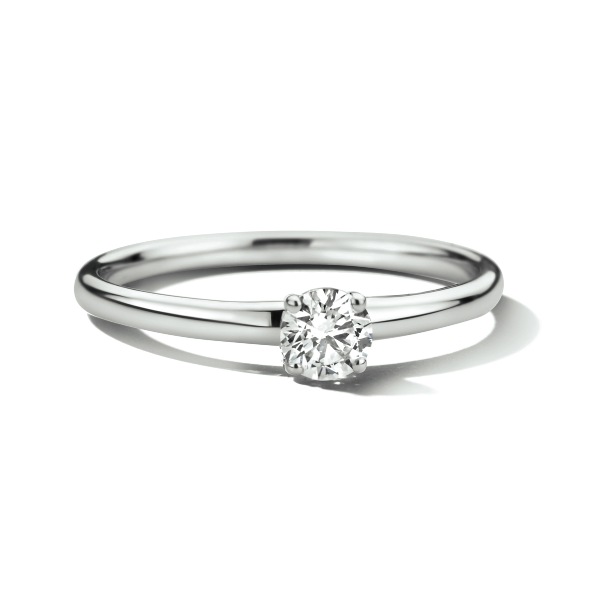 14k Witgouden ring met palladium legering. De ring is uitgevoerd met een Lab-Grown (Man-made) diamant en heeft een breedte van 4mm. Het diamantgewicht is 0.25ct. Lab grown diamanten zijn diamanten die ontstaan in een laboratorium. Onder extreem hoge druk en temperatuur wordt het natuurlijk ontstaansproces nagebootst met als eindresultaat een diamant met dezelfde chemische eigenschappen maar met een andere oorsprong.