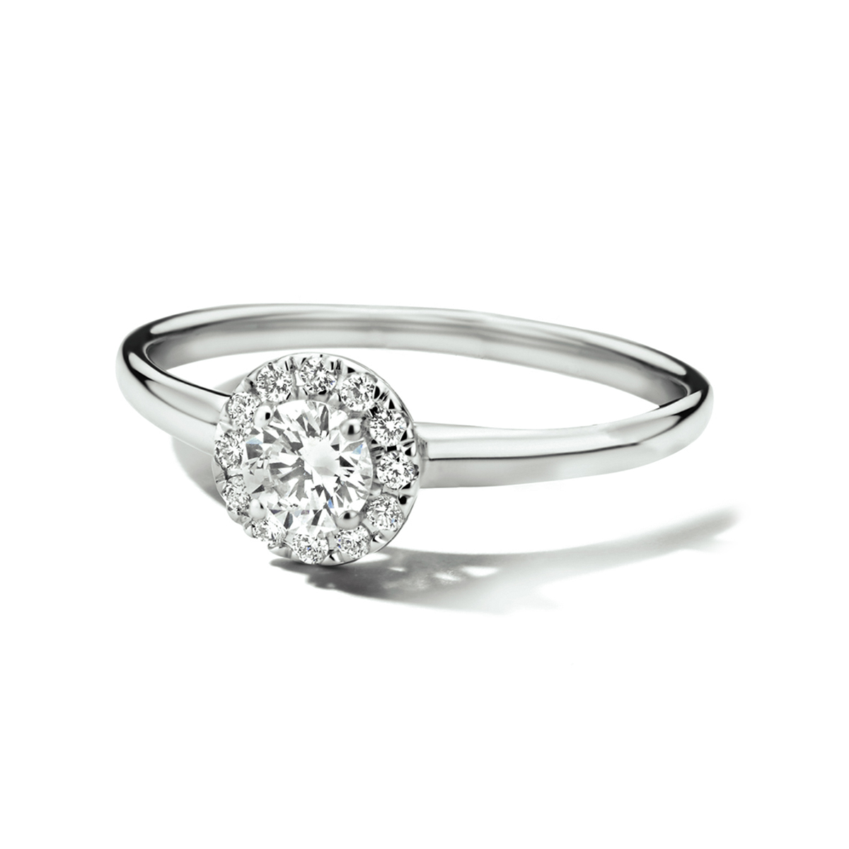 14kt. Witgouden ring met palladium legering. De ring is uitgevoerd met een Man-Made-Diamond en heeft een breedte van 6.5mm. Made Diamonds zijn diamanten die ontstaan in een laboratorium. Onder extreem hoge druk en temperatuur wordt het natuurlijk ontstaansproces nagebootst met als eindresultaat een diamant met dezelfde chemische eigenschappen maar met een andere oorsprong.