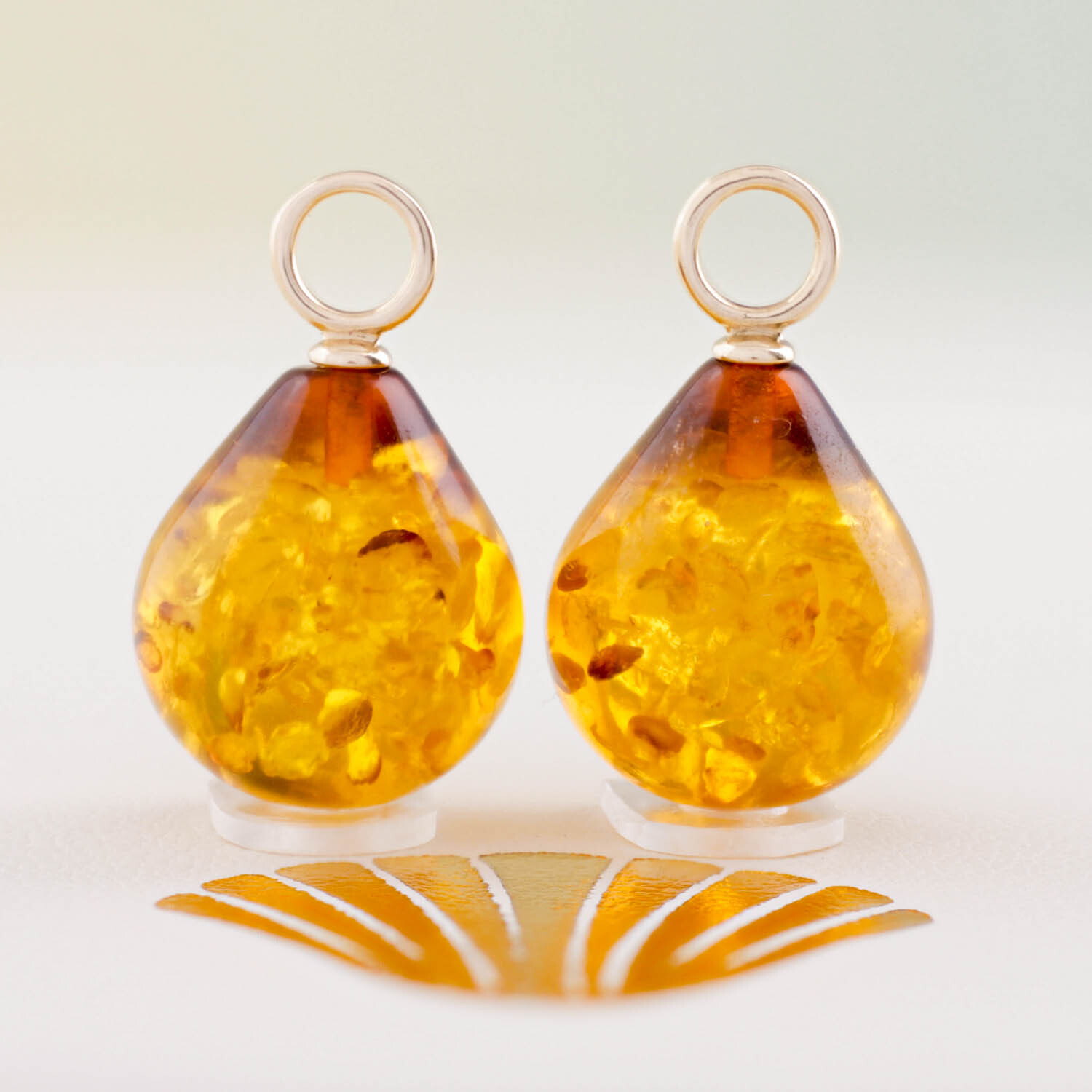 Gouden oorbedels met druppelvormige barnsteen van 15x13mm. (excl. oorringen)