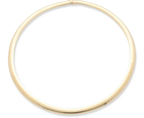 De 14 Karaats Omega Collier is een elegante halsketting. Dit sieraad voegt een vleugje verfijning toe aan elke look. Draag het solo voor een eenvoudige, tijdloze uitstraling of combineer het met andere kettingen voor een stijlvol accent. Perfect voor zowel dagelijkse als speciale gelegenheden. Voeg luxe toe aan jouw collectie.