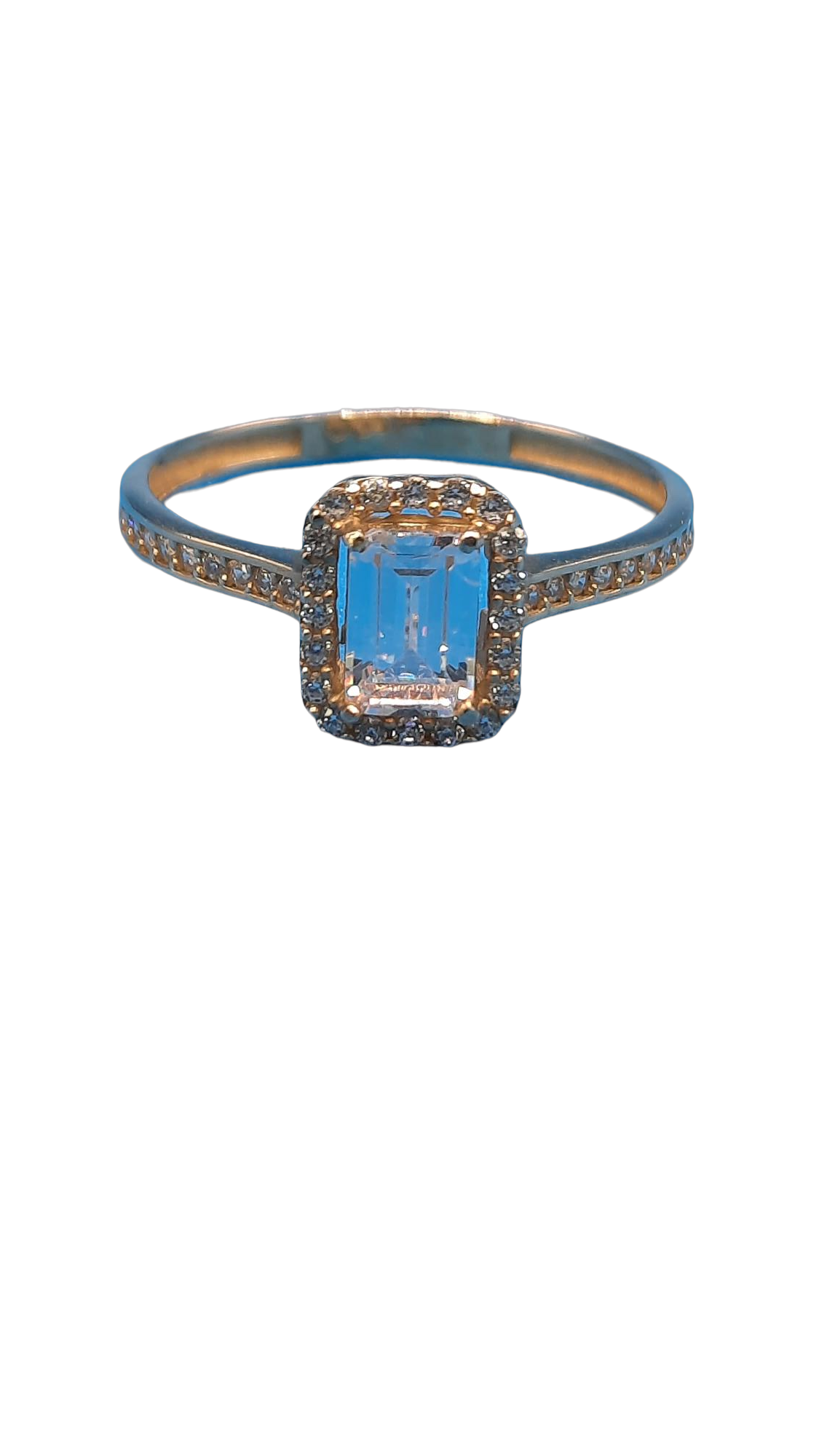 De gouden damesring met modelnummer BREA-0001866 is gemaakt van 14-karaats goud en heeft een ringmaat van 55. Deze elegante en tijdloze ring is goudkleurig en perfect voor dagelijkse draagmomenten of speciale gelegenheden. Draag hem als statement stuk op zichzelf, of combineer met andere ringen voor een gelaagd effect. Perfect voor elke gelegenheid.