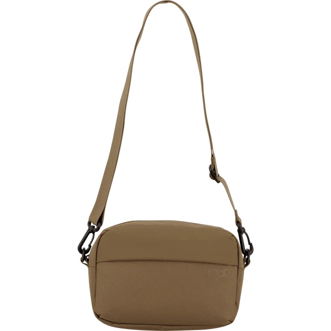 Crossover tas 21 x 7,5 x 15 cm &ndash; Compact, licht en praktisch
Op zoek naar een compacte en stijlvolle crossover tas voor dagelijks gebruik of op reis? Met een formaat van 21 x 7,5 x 15 cm, een gewicht van slechts 200 gram en een inhoud van 2,4 liter is deze tas ideaal voor wie licht en georganiseerd onderweg wil zijn.
Compact formaat, verrassend ruim
Dankzij het slimme ontwerp biedt deze kleine schoudertas voldoende ruimte voor je essenti&euml;le spullen zoals telefoon, portemonnee, sleutels en pasjes, zonder onnodig groot of zwaar te zijn.
✔ Afmetingen: 21 x 7,5 x 15 cm
✔ Gewicht: 200 gram
✔ Inhoud: 2,4 liter
✔ Lichtgewicht en comfortabel
Praktische opbergvakken
De tas is voorzien van zowel een voorrits als een achterrits, waardoor je belangrijke items veilig en overzichtelijk kunt opbergen. De achterrits is ideaal voor waardevolle spullen zoals je telefoon of paspoort.
Afneembare en verstelbare schouderriem
De crossover tas beschikt over een afneembare schouderriem, waardoor je de tas kunt aanpassen aan jouw draagvoorkeur. Draag hem crossbody voor extra veiligheid of over &eacute;&eacute;n schouder voor een meer casual look.
Perfect voor dagelijks gebruik en reizen
Of je nu een dagje uit gaat, een festival bezoekt of op reis bent, deze lichte crossover tas combineert comfort, functionaliteit en stijl in &eacute;&eacute;n compact ontwerp.
Waarom kiezen voor deze crossover tas?
✔ Compact en ruimtebesparend
✔ Slechts 200 gram
✔ Meerdere ritsvakken voor extra veiligheid
✔ Afneembare schouderriem
✔ Ideaal voor dagelijks gebruik en vakantie
Praktisch, licht en altijd binnen handbereik &ndash; de perfecte tas voor onderweg.