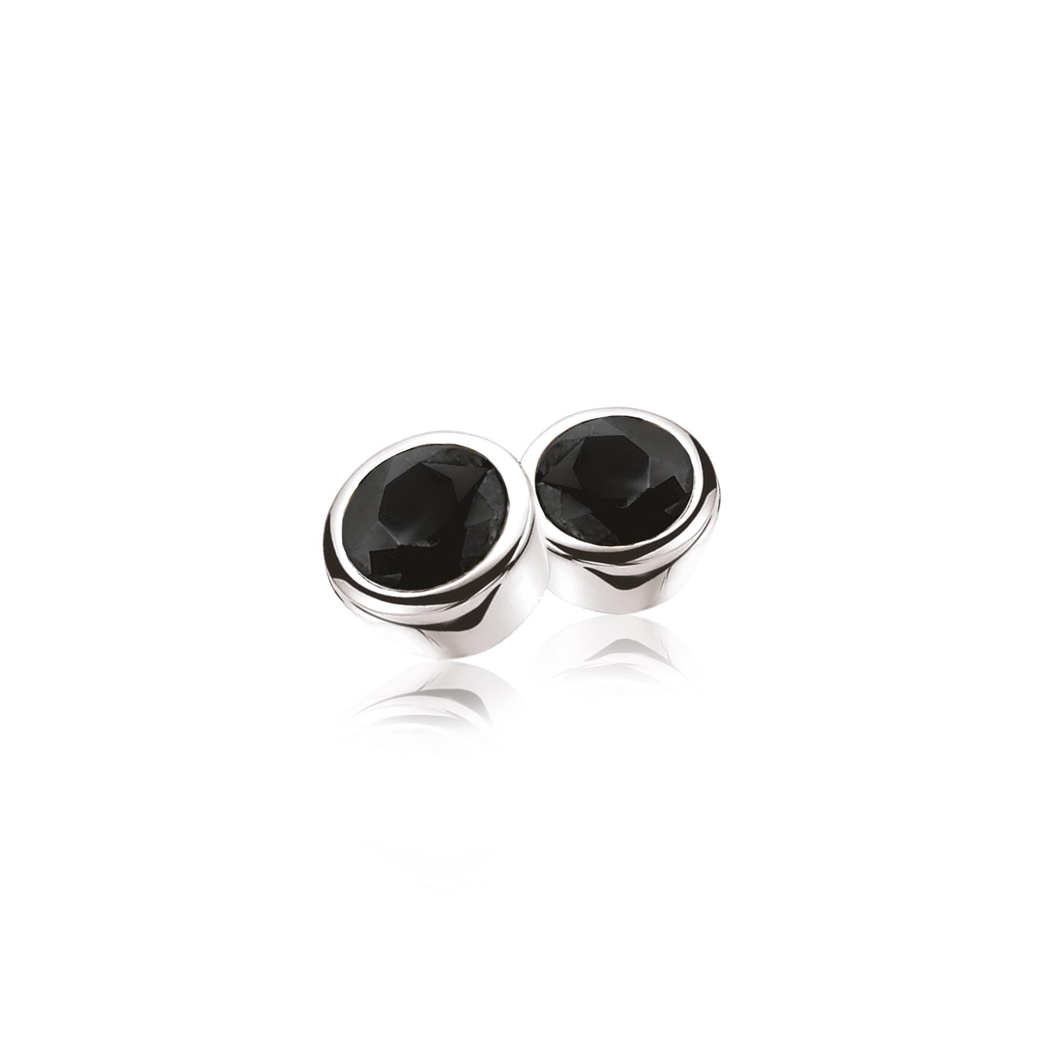 ZINZI zilveren ronde oorknoppen met zwarte zirconia. De oorknoppen zijn 6mm groot. De oorsieraden zijn vervaardigd van eerste gehalte zilver (925) en voorzien van een extra rodiumlaag voor een langdurige glans.
 look.