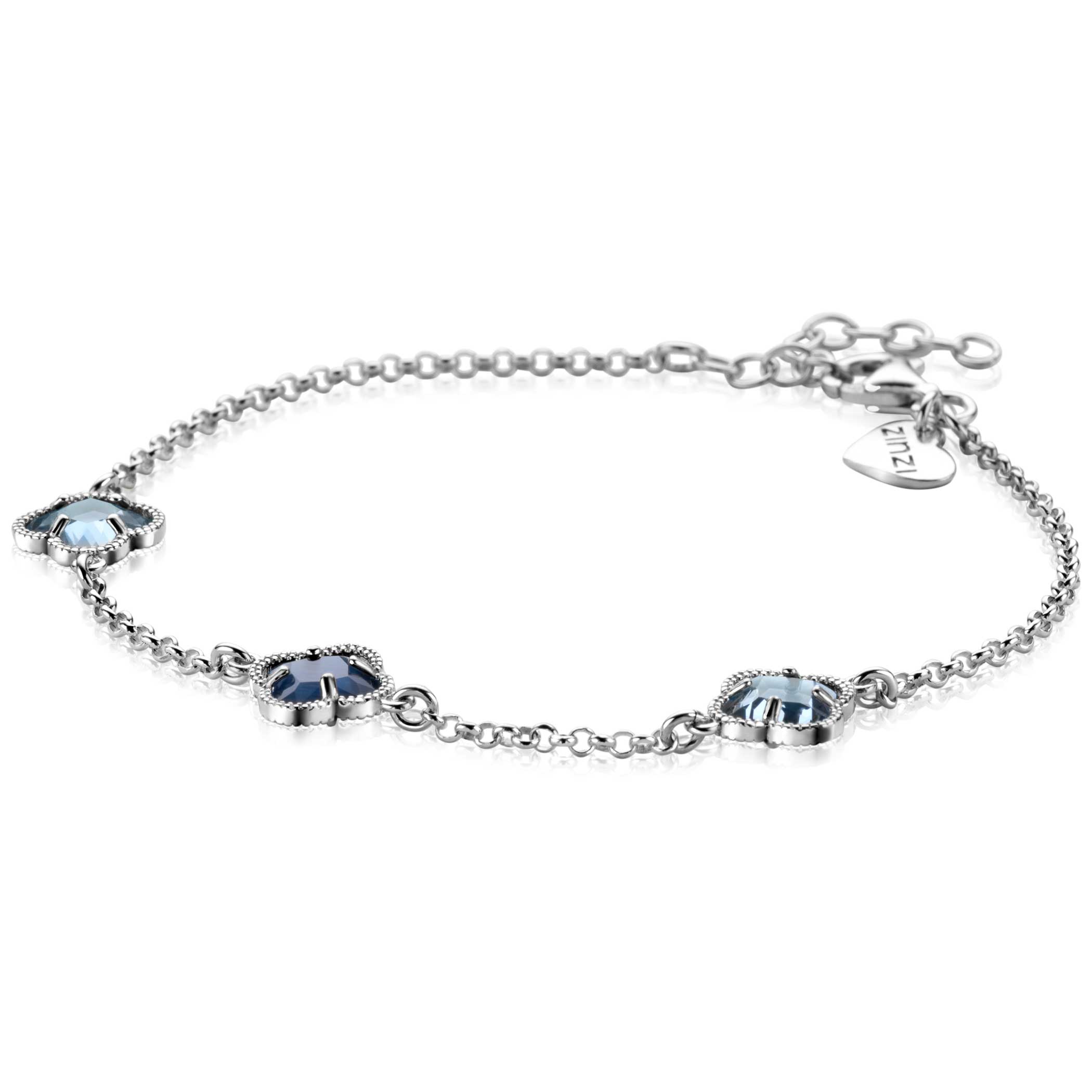 De ZINZI zlv. armband klavers in blauwe tinten, modelnummer ZIA2663B, is een zilverkleurige armband gemaakt van zilver met een polsomtrek van 200 mm en breedte van 3 mm. Deze nieuwe armband is ideaal om als elegant sieraad dagelijks te dragen. Combineer met andere zilverkleurige sieraden voor een stijlvolle look. Perfect voor elke gelegenheid.