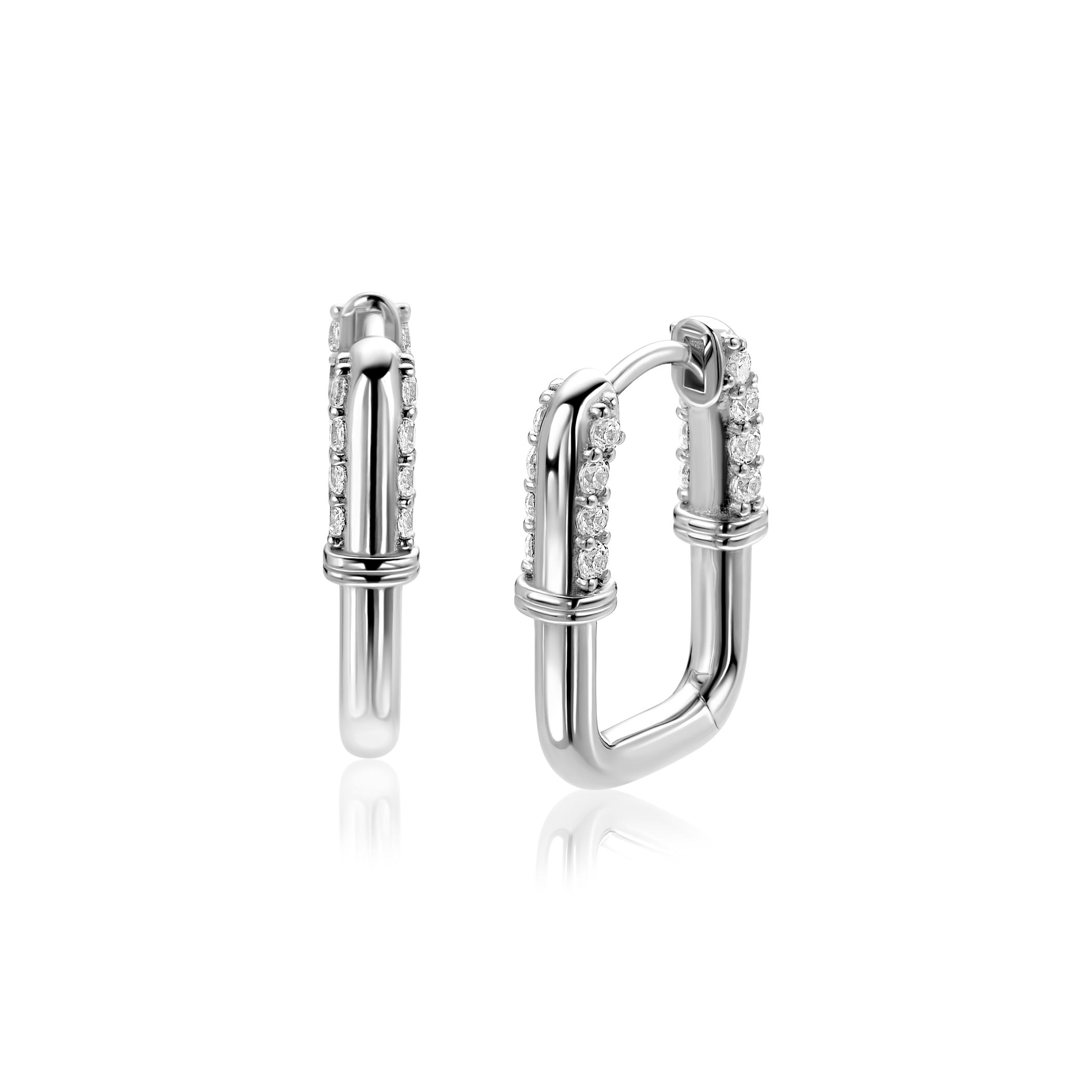 ZINZI zilveren oorringen in rechthoekig model (17mm) bezet met fonkelende witte zirkonia&rsquo;s. Met luxe en gemakkelijke klapsluiting. De oorringen zijn vervaardigd van eerste gehalte zilver (925) en voorzien van een rodiumlaag voor een extra langdurige glans.
