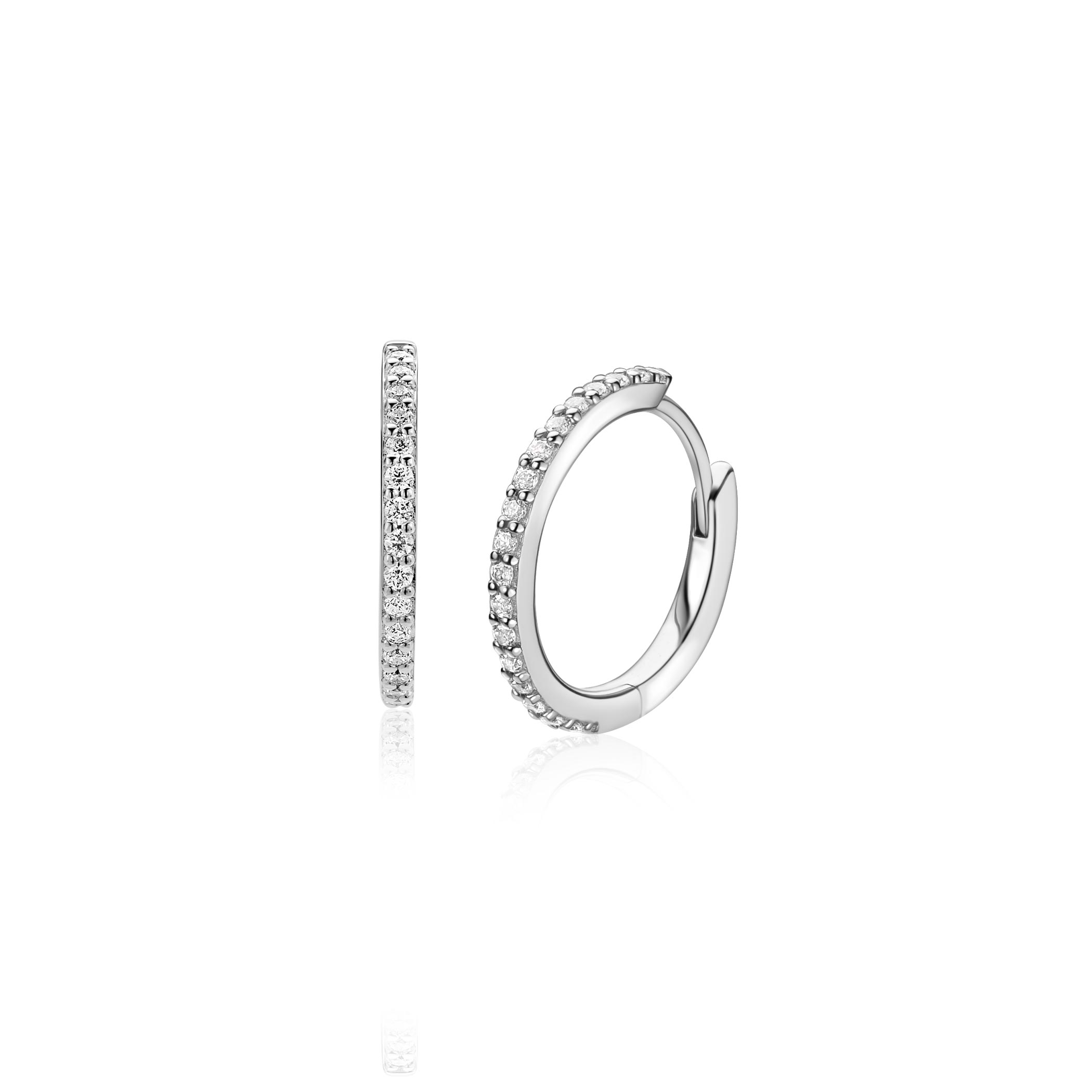 De ZINZI klapcreolen ZIO2831 zijn verfijnde zilverkleurige oorbellen, vervaardigd uit 925 sterling zilver en bezet met sprankelende zirkonia. Ze zijn nikkelvrij en nieuw. Met een diameter van 13mm bieden ze een elegante uitstraling. Ideaal om dagelijks te dragen of te combineren met andere sieraden voor een chique look. Klapscharnier sluiting voor gemak.