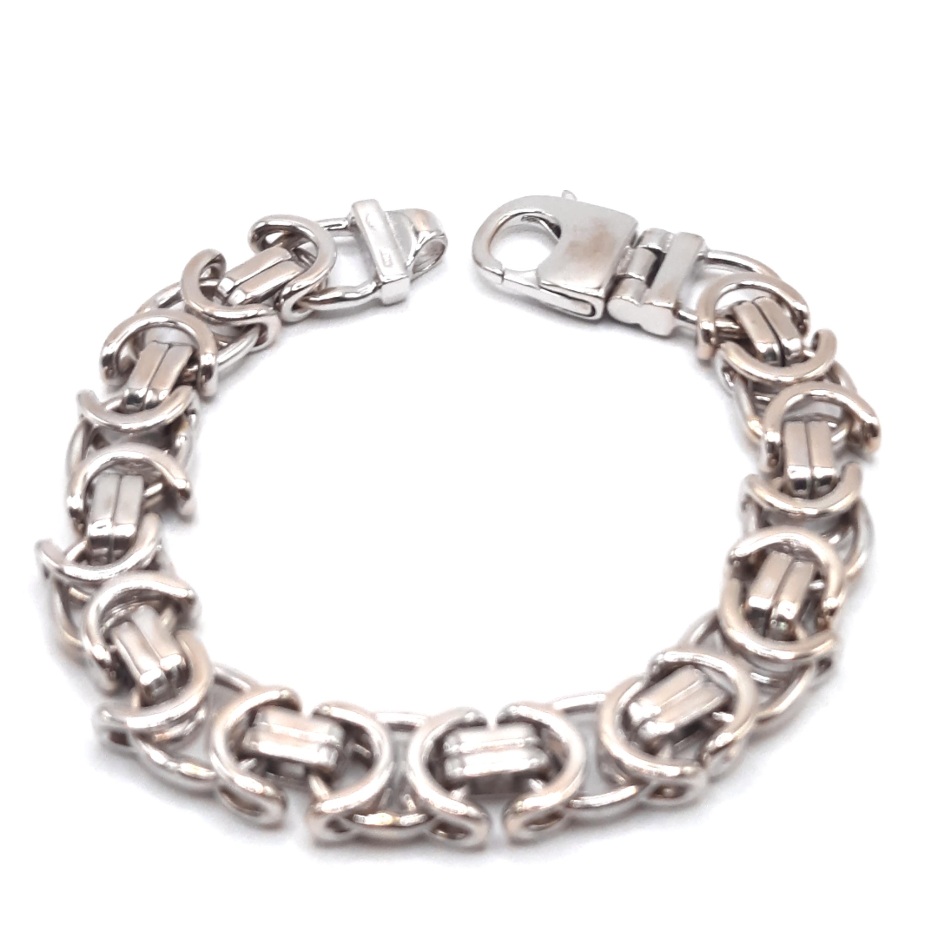 De witgouden armband met modelnummer 0002229 is een verfijnd juweel gemaakt van 18-karaats goud. Met een gewicht van 67,38 gram, een breedte van 11,7 mm en een lengte van 200 mm, valt hij elegant om de pols. Draag deze witte armband solo voor een klassieke uitstraling of combineer met andere sieraden voor een trendy effect.