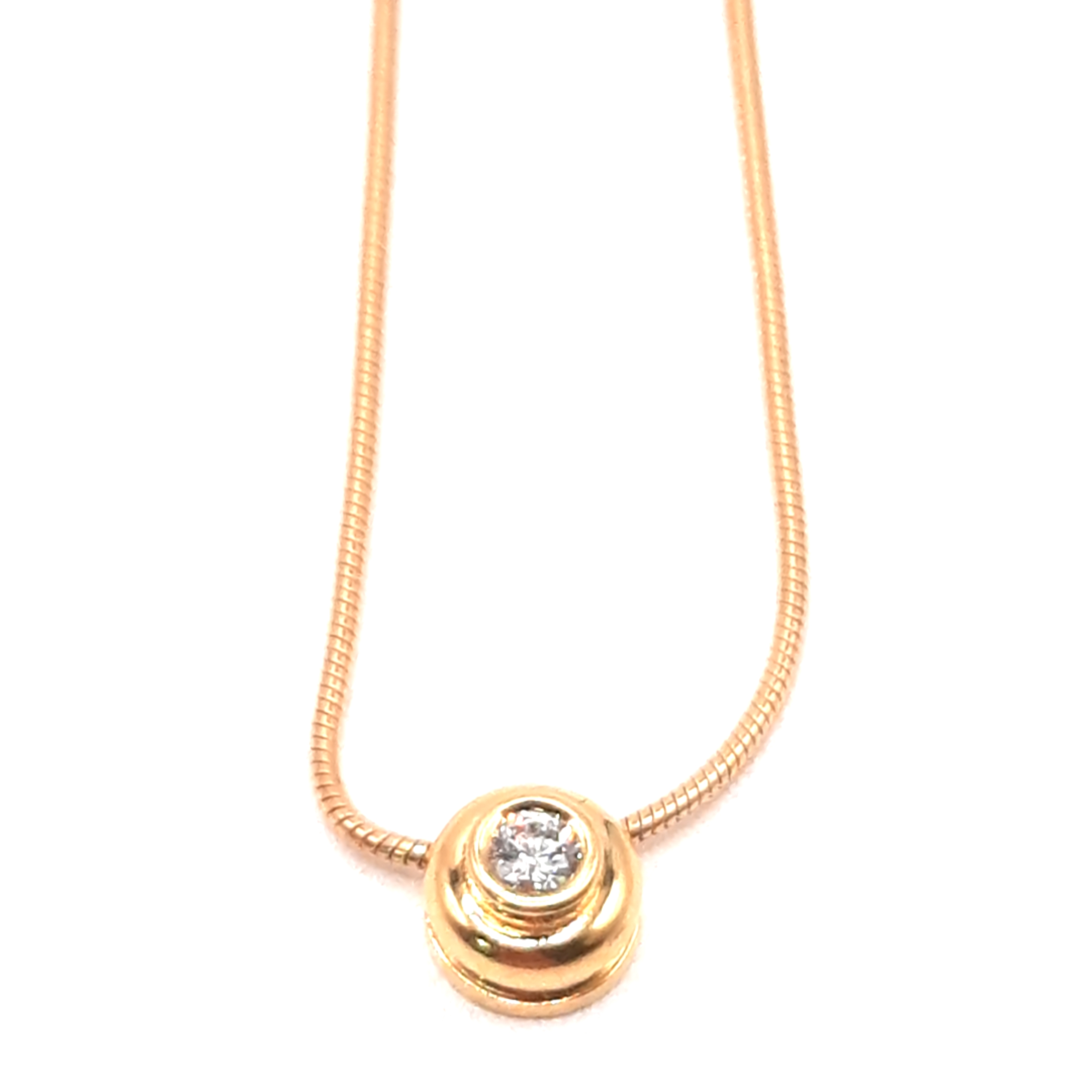 De ketting hanger 18k, modelnummer 00020, is een elegante 18 karaat gouden halsketting met een briljantgeslepen diamant van SI1 zuiverheid en H-kleur. Draag hem op formele gelegenheden of als verfijnde aanvulling bij casual outfits. Met een gewicht van 6,32 gram en een lengte van 40cm biedt het een luxe en stijlvolle uitstraling.