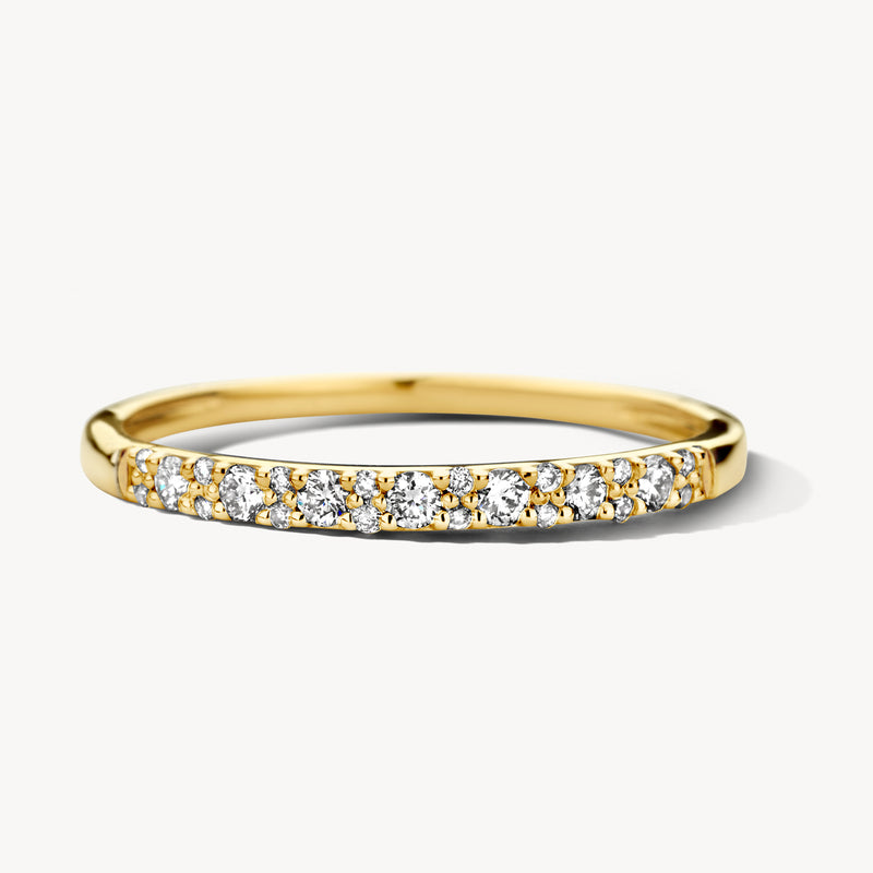 In deze fraaie ring van 14k geelgoud schitteren briljant geslepen diamantjes met een totaalgewicht van 0,17 karaat. De doorsnede van de band is 1,9 mm. Draag deze prachtige ring alleen of match hem met andere ringen uit onze collectie.