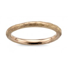 De trouwring is in wit goud 18 kt , de ring is gehamerd van uitzicht
