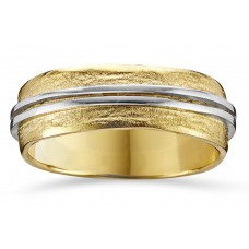 de trouwring is in witgoud 18 kt geborsteld met 2 fijn lijntjes erdoor.