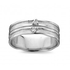 De trouwring is in witgoud 18 kt deels gemaaterd. De ring is gezet met briljant voor 0.06ct
