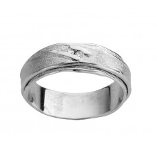 De trouwring is in witgoud 18 kt met briljant 0.03ct