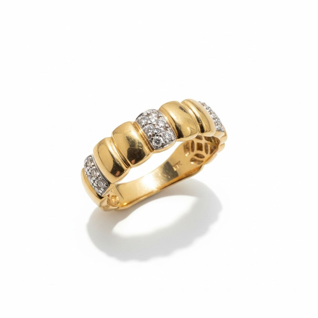 14 karaat geelgouden ring met 24 briljantjes van totaal 0.22 caraat. 