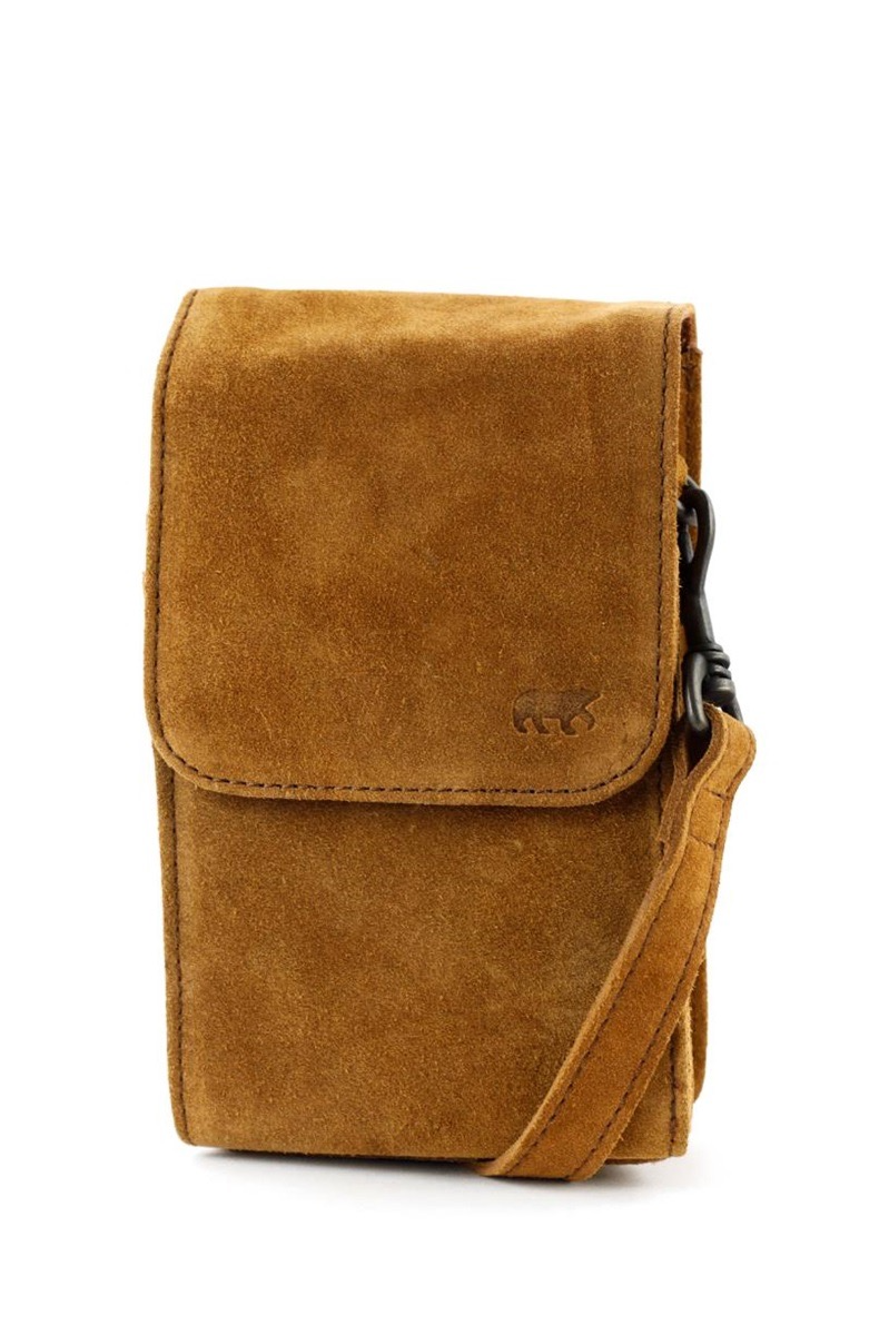 De Robbie zoals je hem al kent &ndash; maar dan n&oacute;g beter! Maak kennis met de Robbie 2.0: een vernieuwde versie met onder andere een verbeterd ritsvak, een kortere flap en een strakkere afwerking aan de zijkanten van de tas. Zo geniet je van n&oacute;g meer gebruiksgemak &eacute;n een nog mooiere uitstraling.
De Robbie 2.0 is een compact schoudertasje, gemaakt van soepel modische van suede  runderleer van BEAR. Je draagt hem comfortabel over &eacute;&eacute;n schouder of crossbody. Dankzij het praktische formaat neem je eenvoudig je telefoon, portemonnee en andere essentials mee.
Het hoofdvak is afsluitbaar met een flap en magnetische drukknoop en beschikt over een tussenschot met ritsvakje voor extra overzicht. Daarnaast is de tas voorzien van meerdere opbergmogelijkheden, waaronder pasjesvakken en extra ritsvakken. Extra handig: je kunt dit tasje ook aan je broekriem dragen.
Productspecificaties
Afmetingen: 20 x 12 x 6 cm (h x b x d)
Gewicht: ca. 390 gram
Materiaal: Echt runderleer (Callisto-Pelle)
Indeling:
Hoofdvak afsluitbaar met flap en magnetische drukknoop
Hoofdvak met tussenschot en ritsvakje
Voorvak met magneetsluiting en 9 pasjesvakken
Steekvak aan de voorkant
Verticaal ritsvak aan de achterkant
Schouderband: Verstelbaar en afneembaar (max. ca. 140 cm)
Extra: Mogelijkheid om het tasje aan de broekriem te dragen
Een compacte, stoere en veelzijdige tas &ndash; perfect voor dagelijks gebruik &eacute;n onderweg.