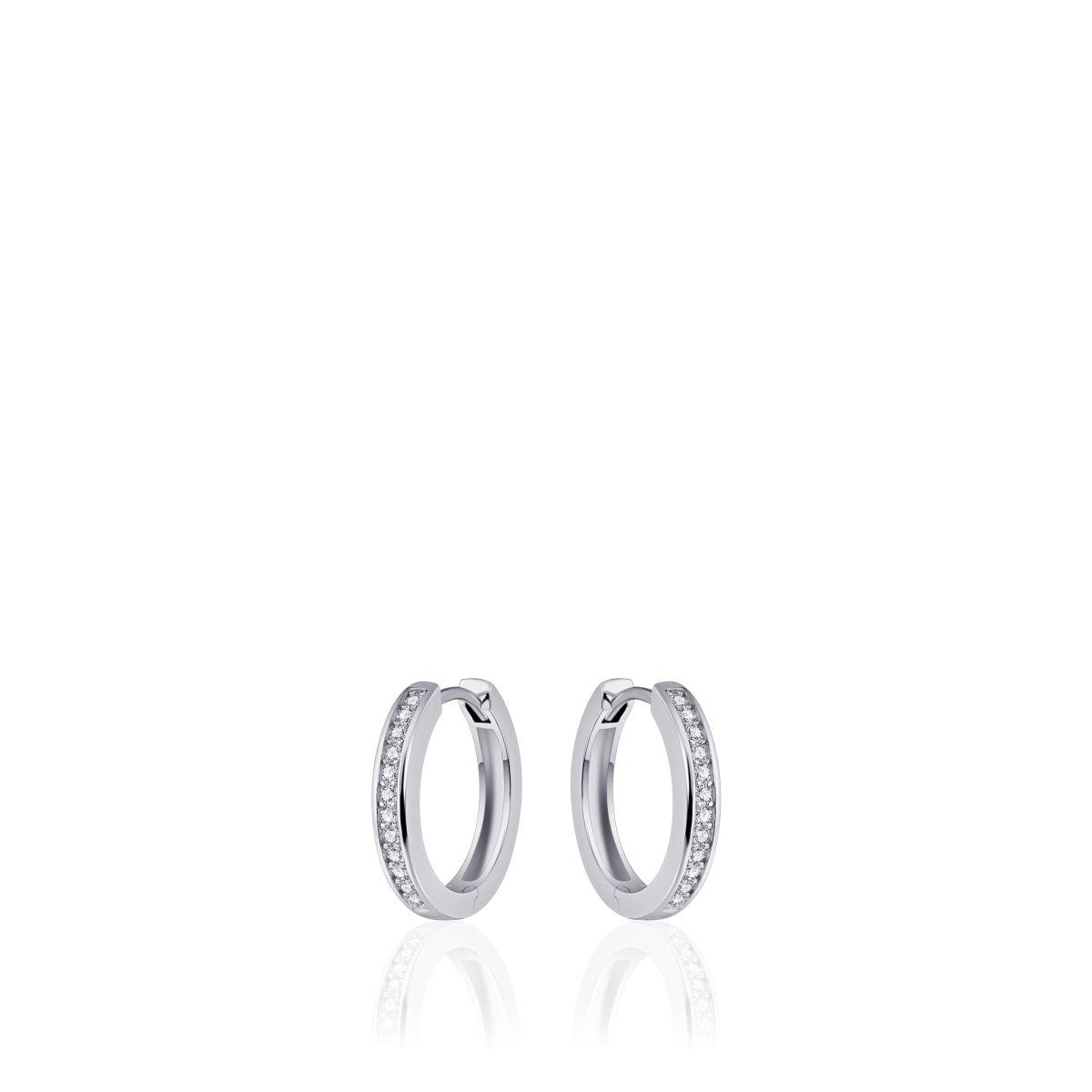 De ZILVER CREOOL kcd3/20, modelnummer GIS-KCD3/20, biedt tijdloze elegantie als creool oorbellen. Deze juweelcategorie is een verfijnde aanvulling op elke look. Draag ze als statement piece of combineer met andere sieraden voor een gelaagde uitstraling. Perfect voor zowel alledaags als formeel gebruik. Een must-have voor de modebewuste sieradenliefhebber.