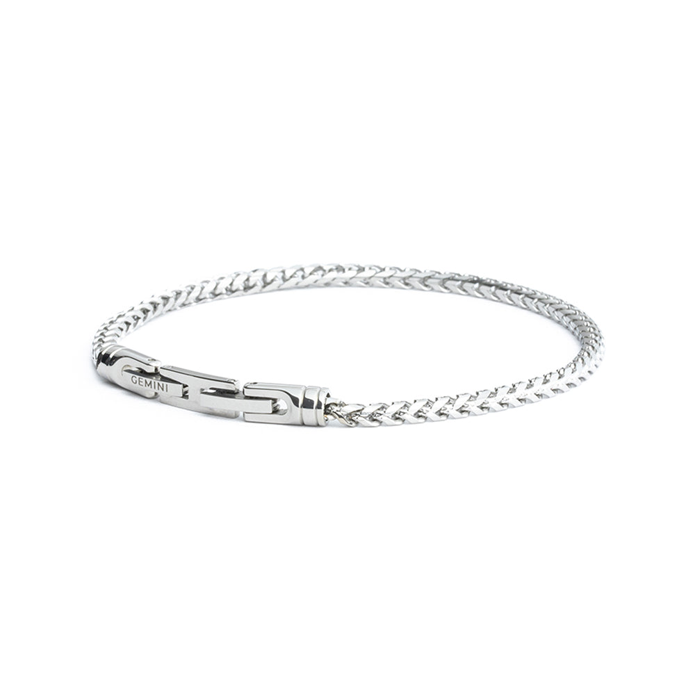 Dit armbandmodel GEM-M21ML is een zilverkleurig sieraad gemaakt van roestvrij staal. Het is 210 mm groot en valt onder de categorie armbanden. Draag het als een chique accessoire voor een elegante look.