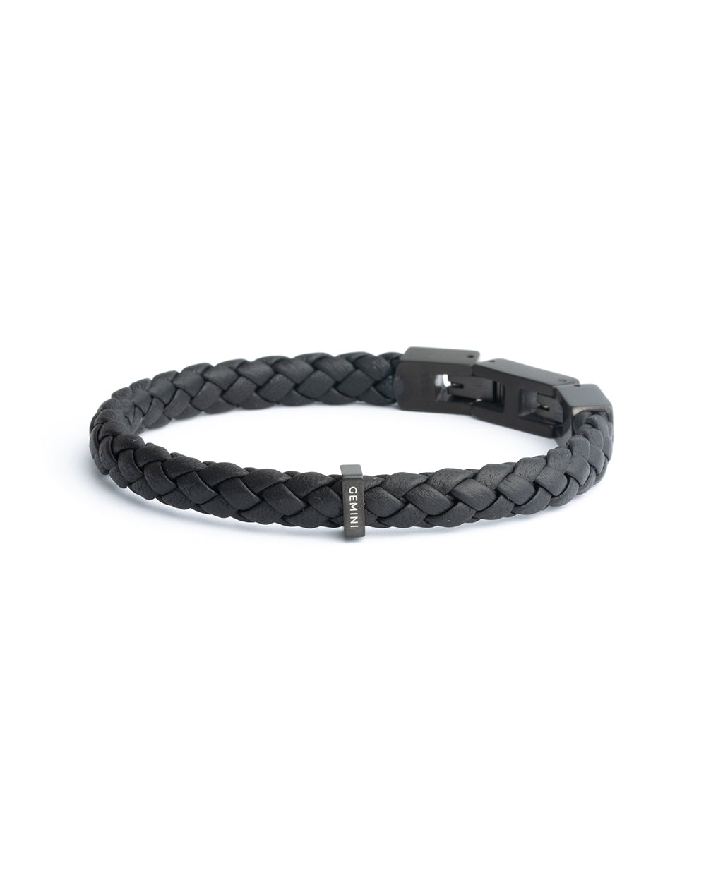 Geef je polsstijl een stoere, minimalistische touch met deze UNA Black armband van het merk Gemini. Deze sierlijke armband is vervaardigd uit fraai gevlochten zwart leer en afgewerkt met een zwarte stalen sluiting, voor een strak en monochroom geheel. De armband is leverbaar in maat XS-S met een lengte van 19,5 cm en combineert moeiteloos met andere stukken uit de Gemini-collectie.